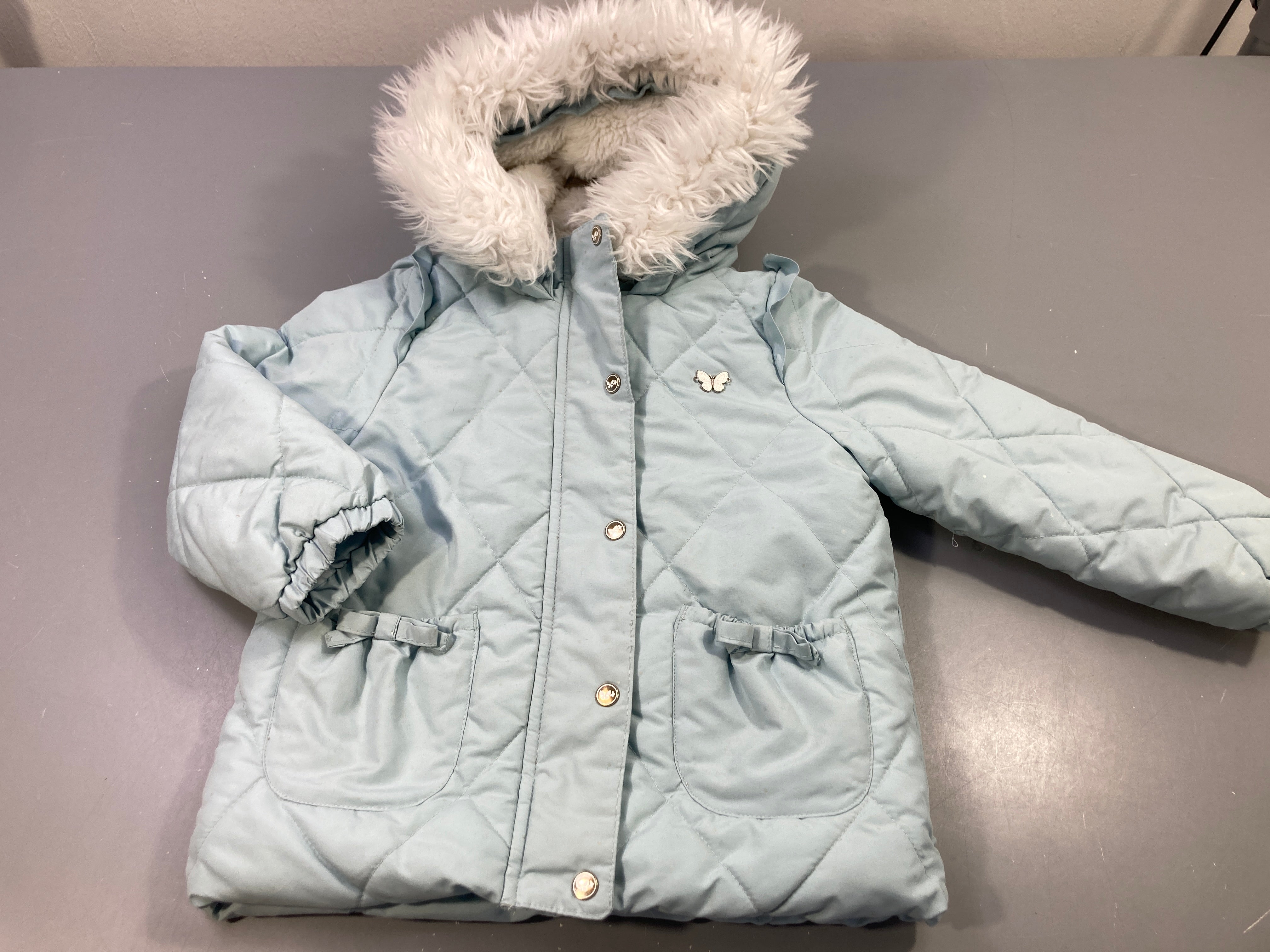 Veste zippée à capuche fausse fourrure bleu clair , médaillon papillon, intérieur peluche