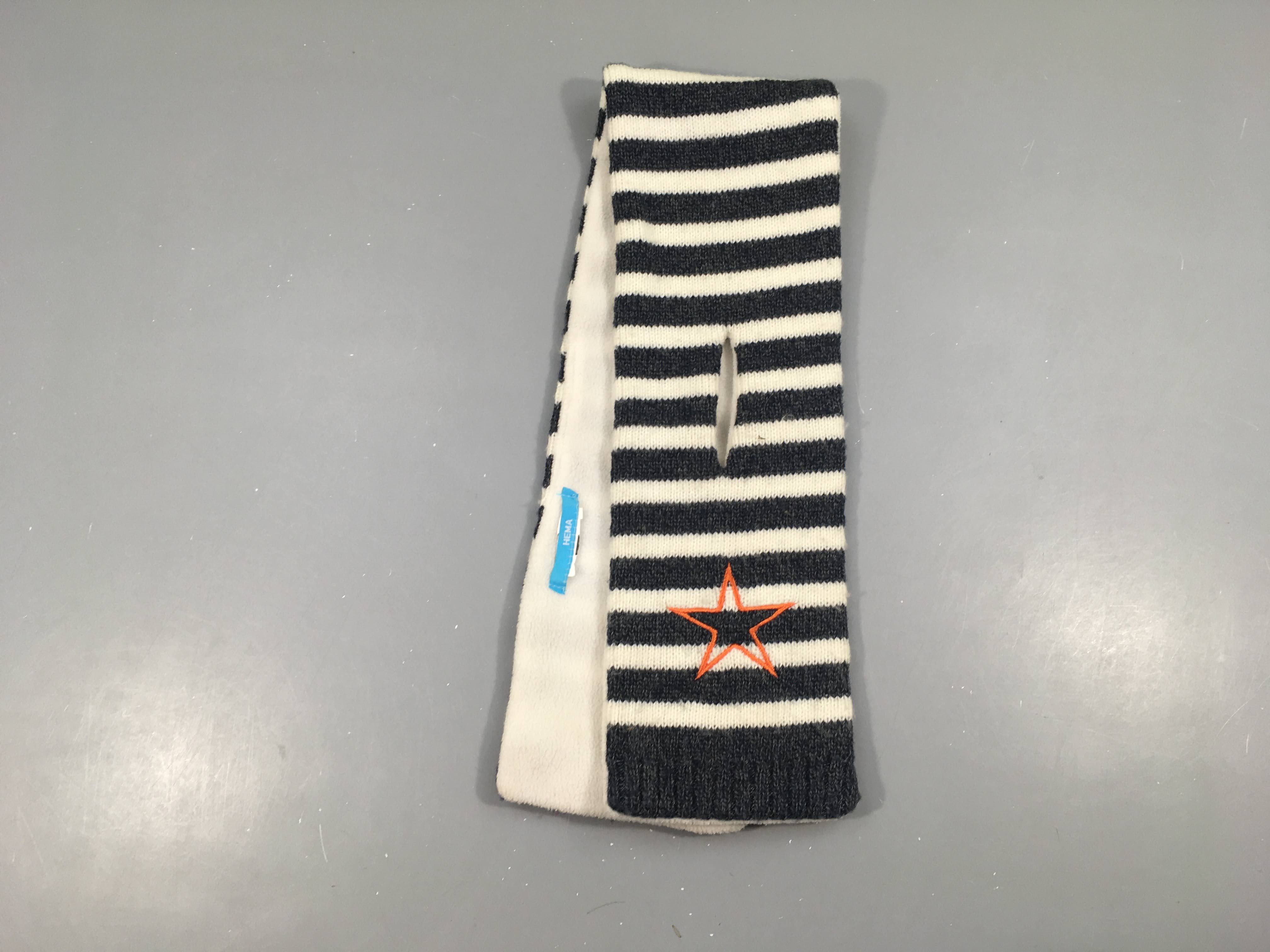 Echarpe bleu foncé rayé blanc étoile