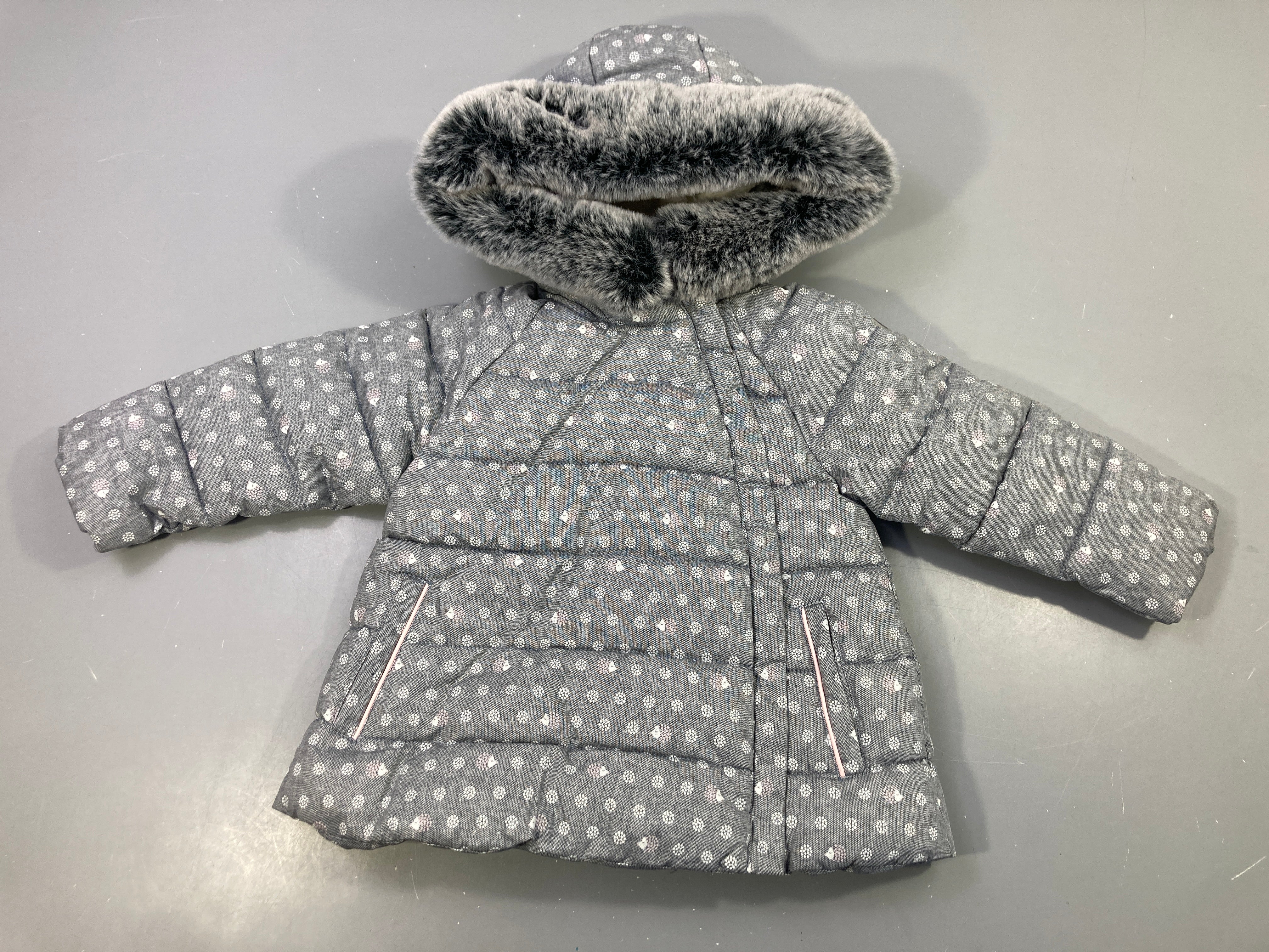 Veste zippée à capuche fausse fourrure grise fleurs blanches, intérieur peluche