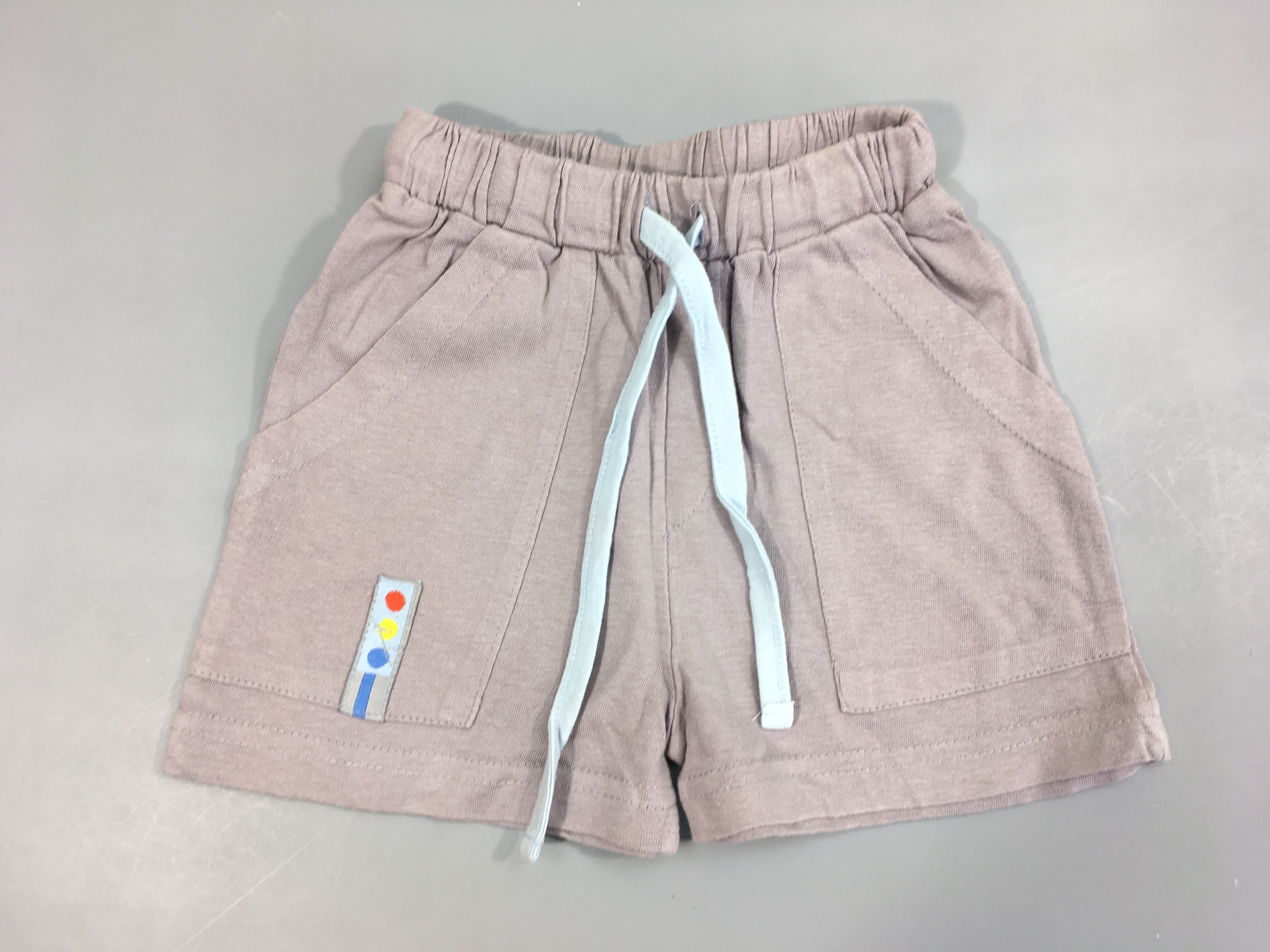 Bermuda jersey gris, légèrement bouloché