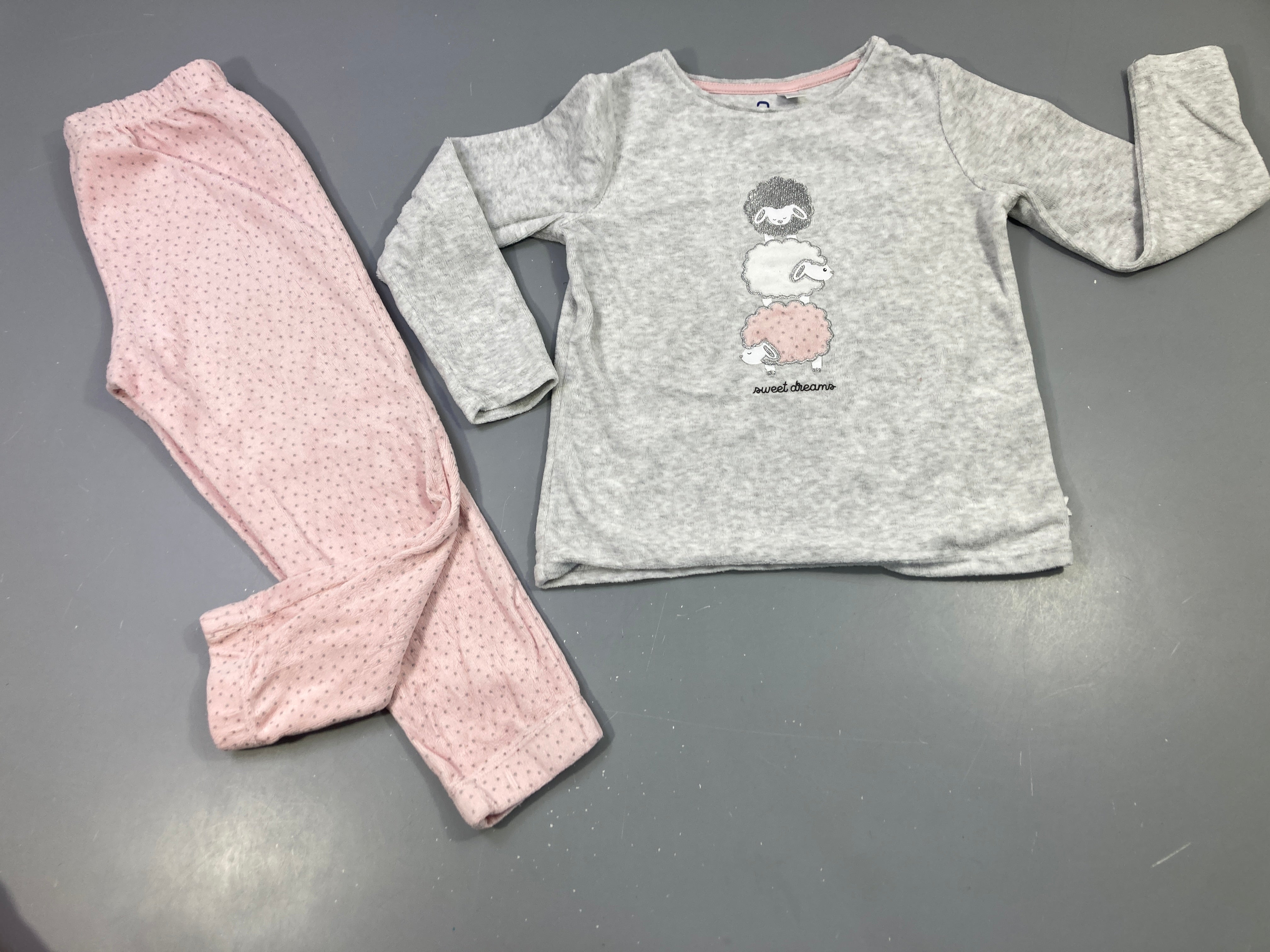 Pyjama 2pcs velours dessus gris clairs chiné moutons, dessous  rose à pois