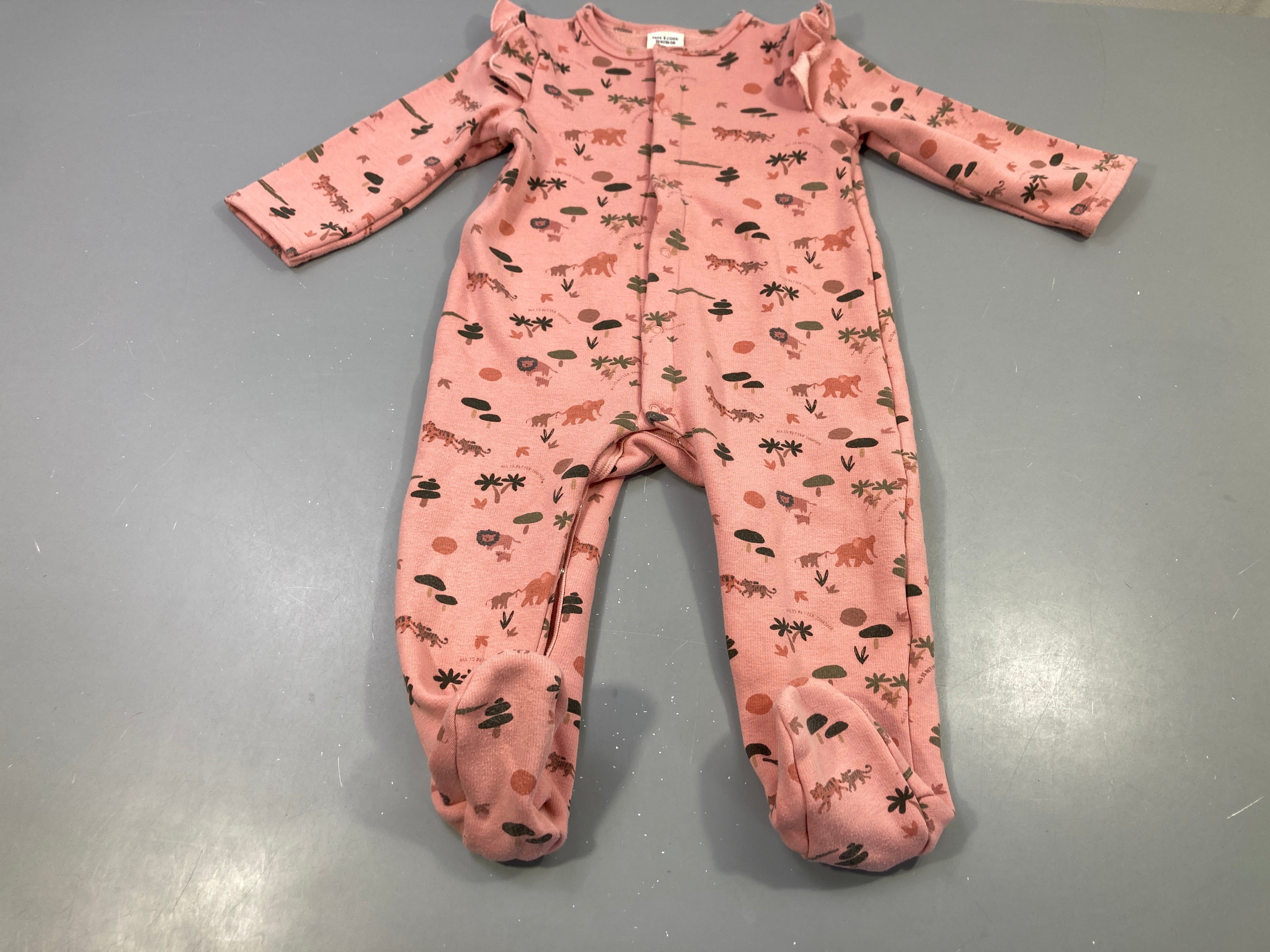 Pyjama molleton rose à motifs jungle , intérieur doux et chaud , légèrement bouloché