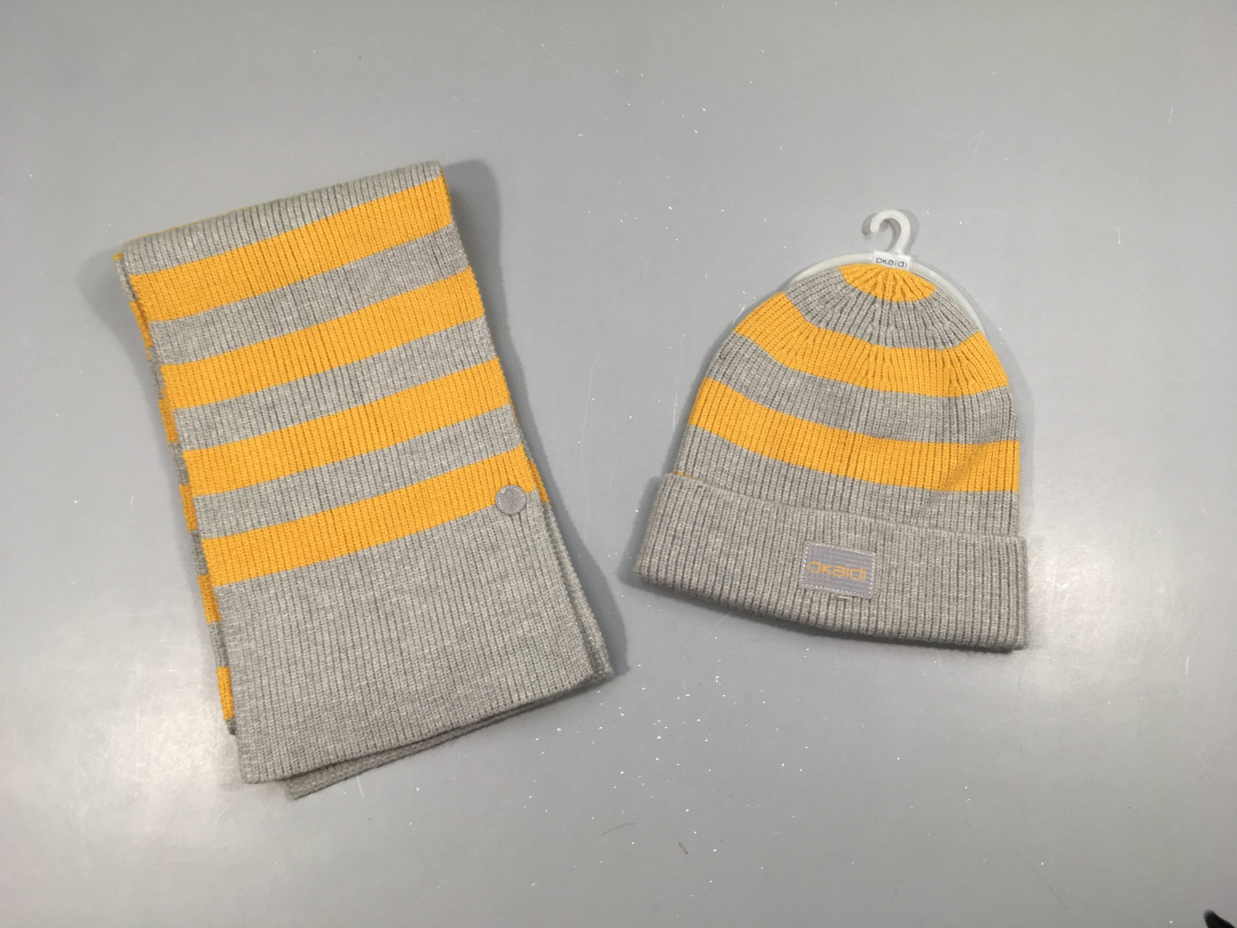 NEUF Bonnet + écharpe gris chiné rayé jaune, 55