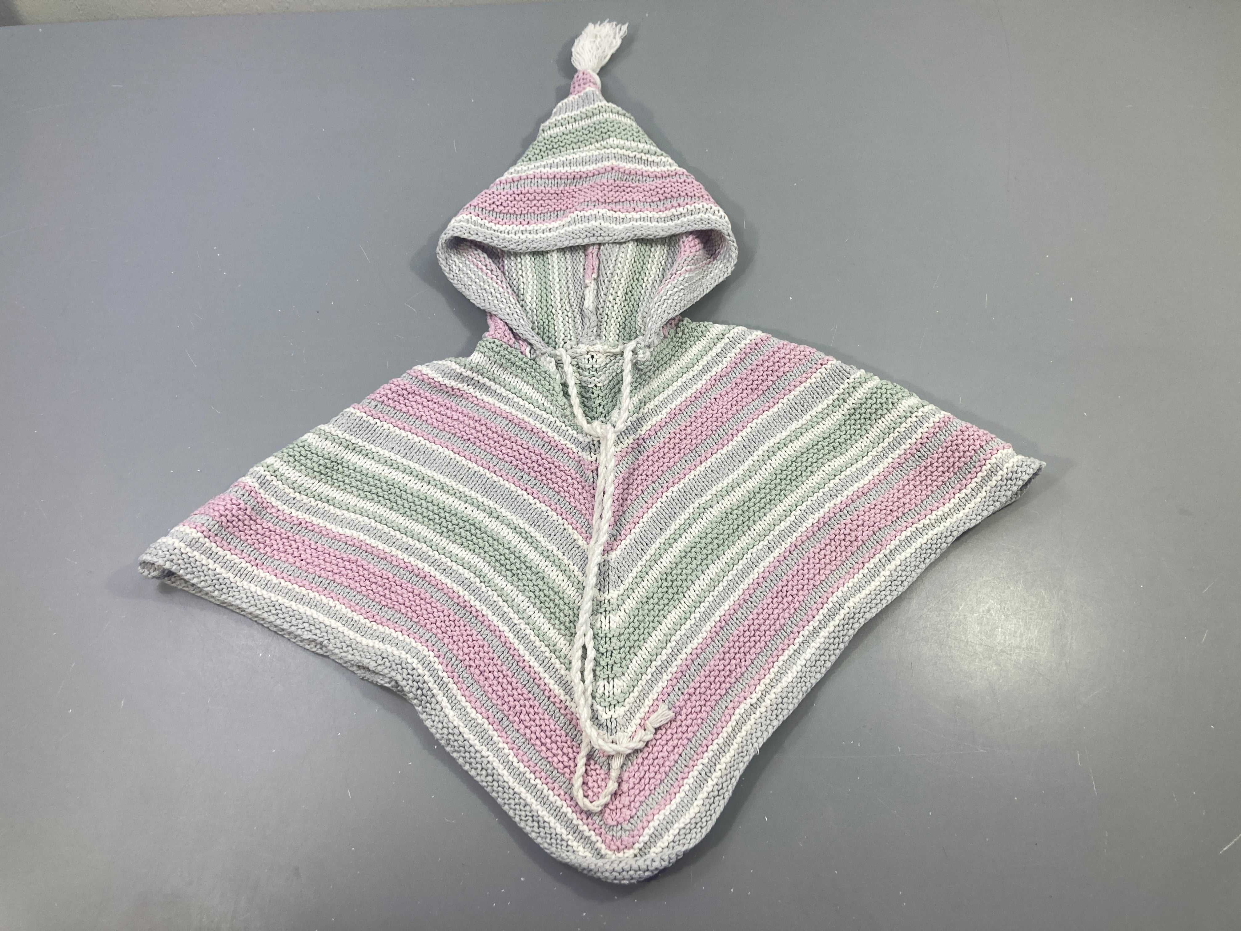 Poncho mailles gris/rose/vert à capuche (taille estimée)