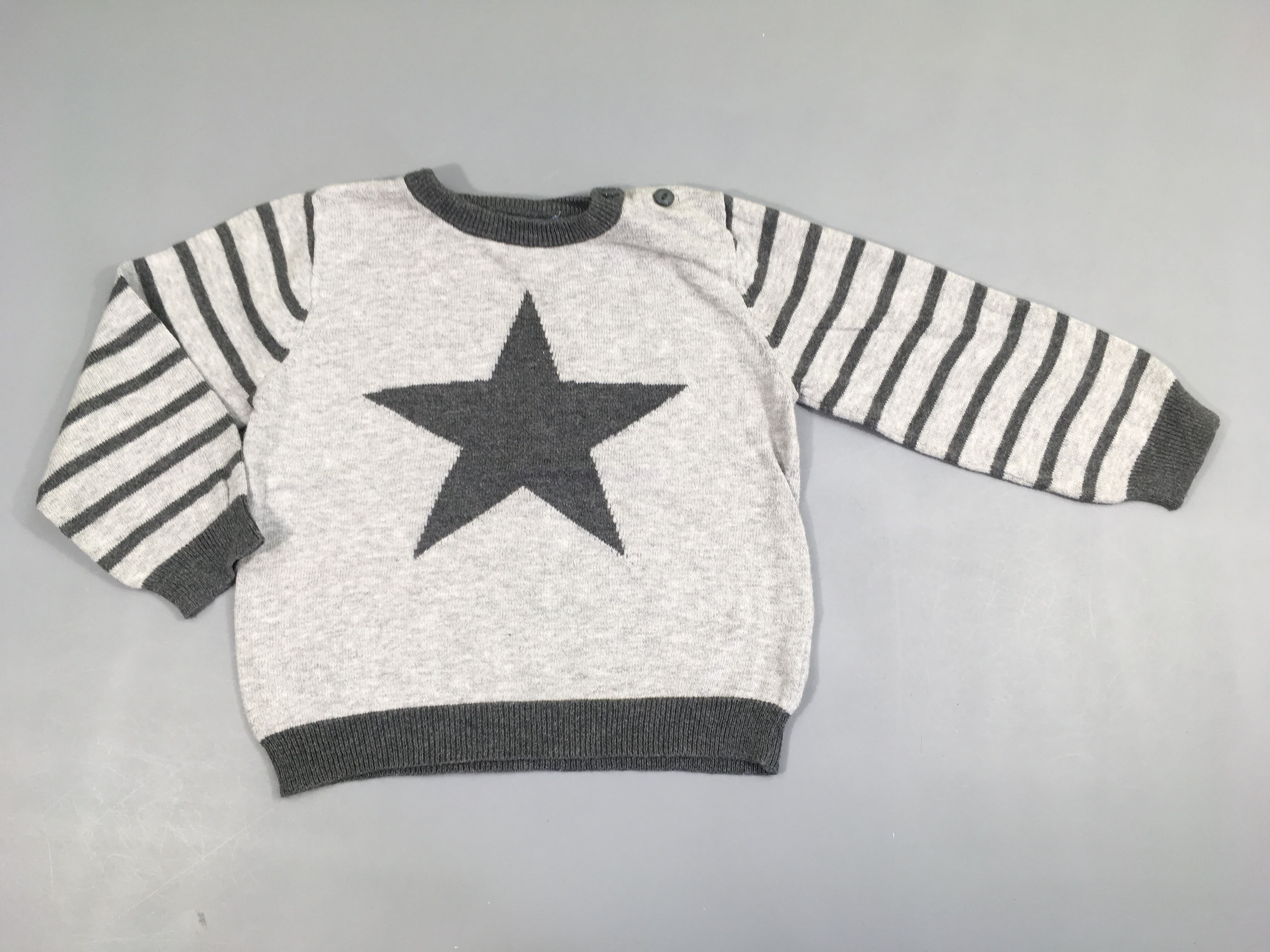 Pull gris chiné rayé étoile