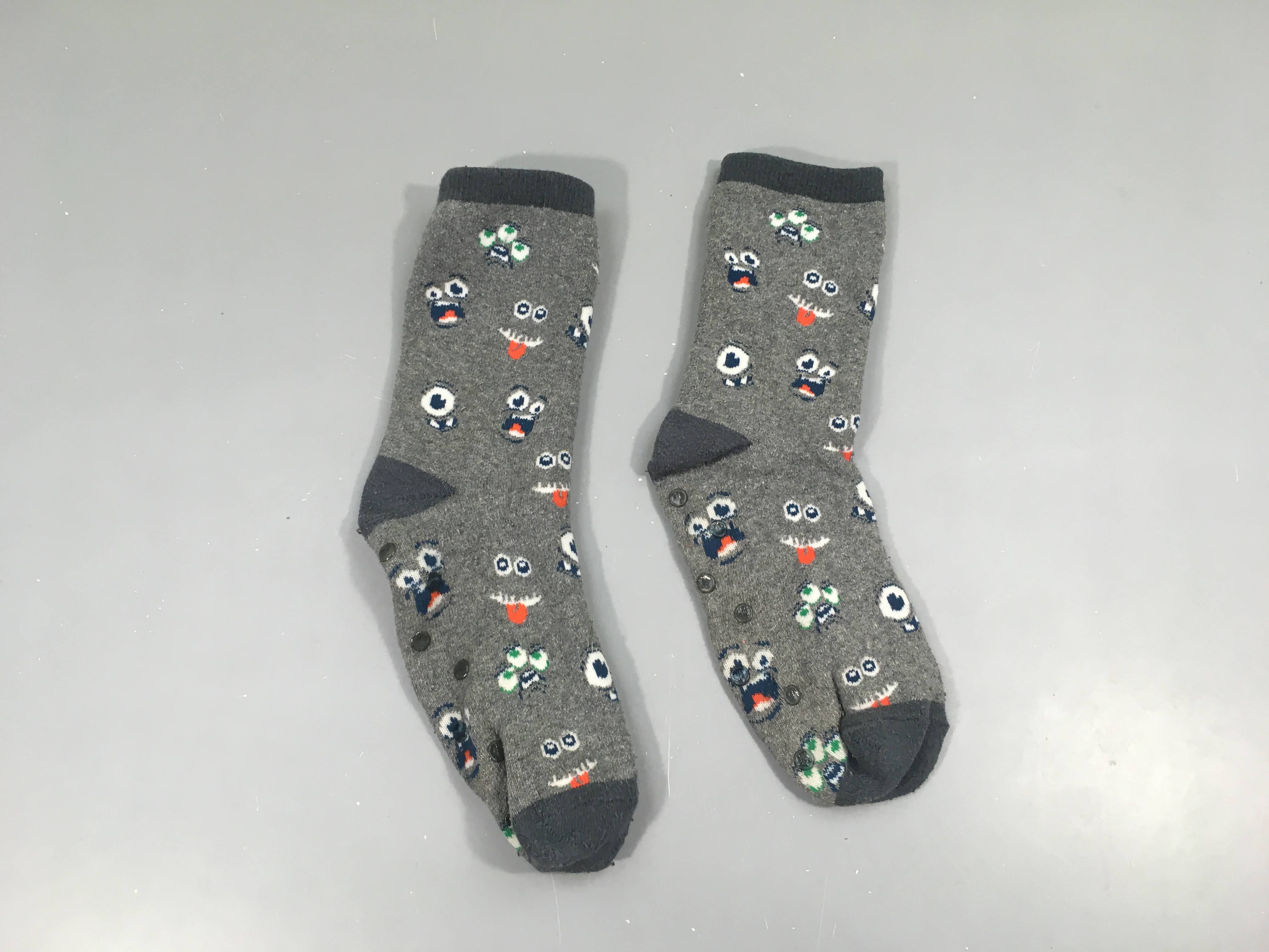 Chaussettes anti-dérapantes grises visages grimaces, boulochées