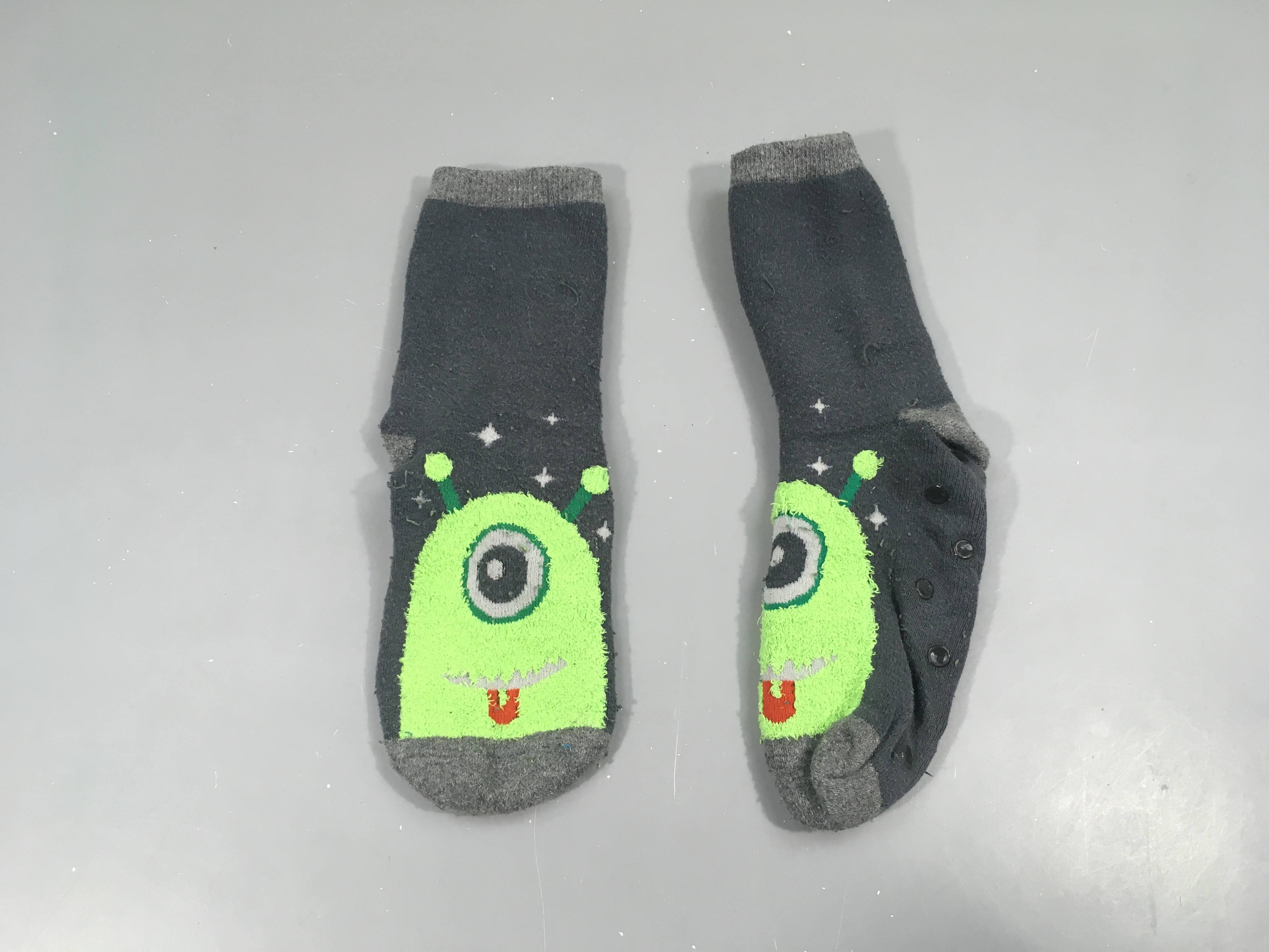 Chaussettes anti-dérapantes grises alien, boulochées