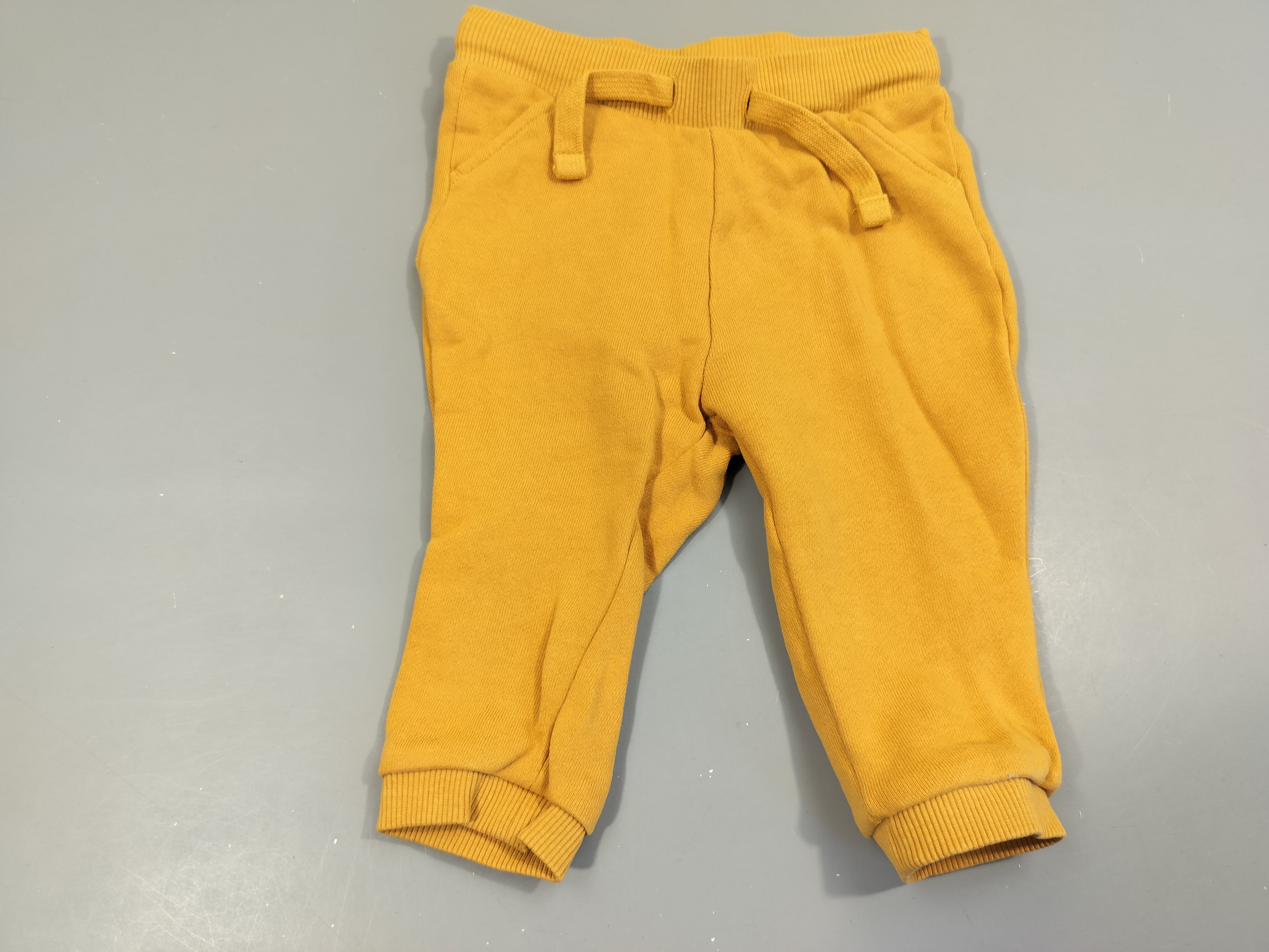Pantalon molleton taille et chevilles élastiques jaune moutarde. 100% coton
