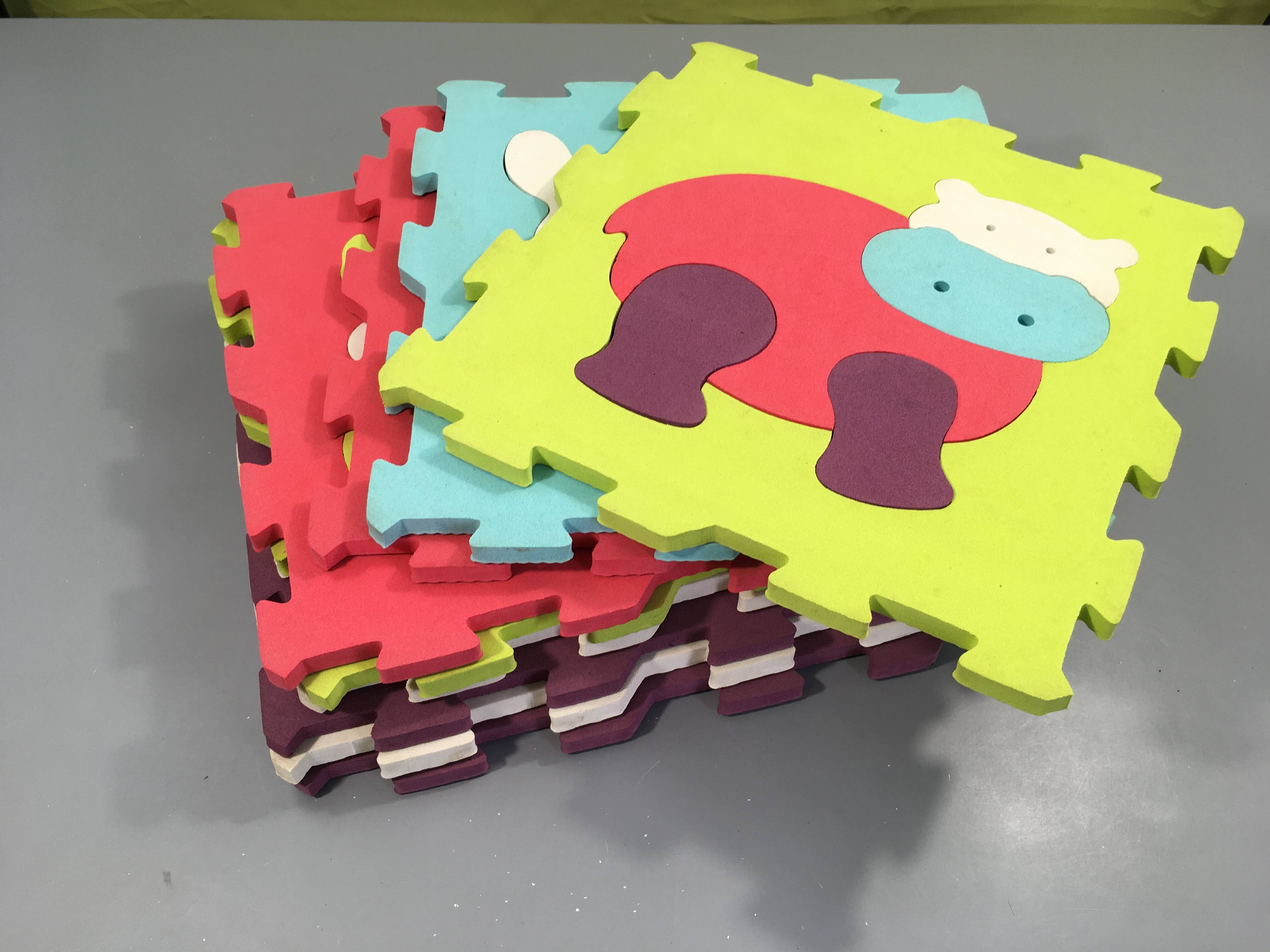 Lot de 9 dalles en mousse-1 est griffonnée et 1 pate de crabe manque sur 1 autre (taille : 31,5cm)