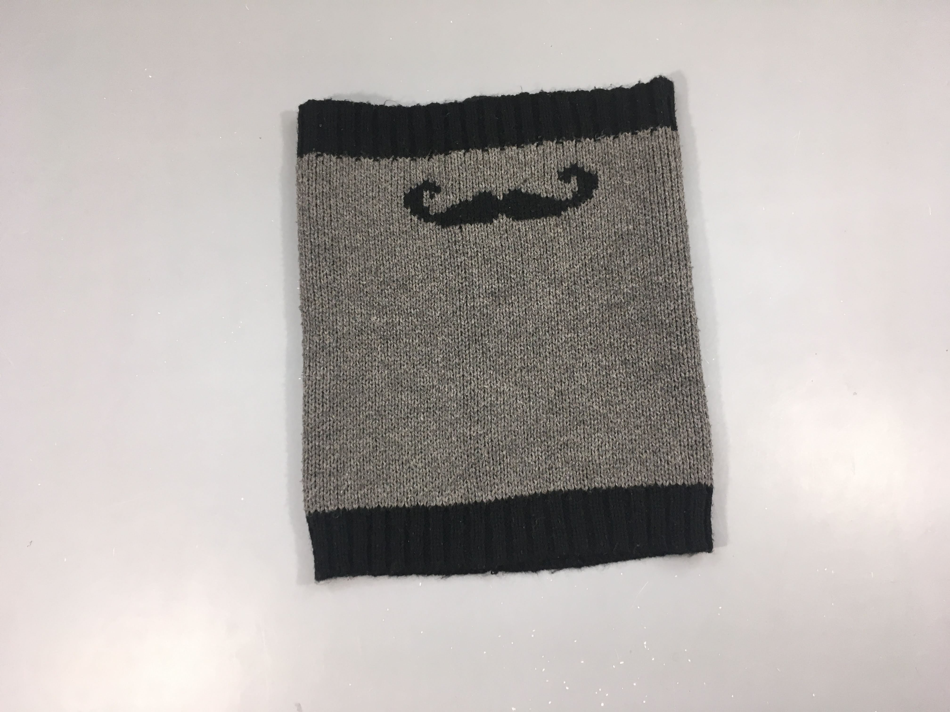 Tour de cou gris foncé moustache