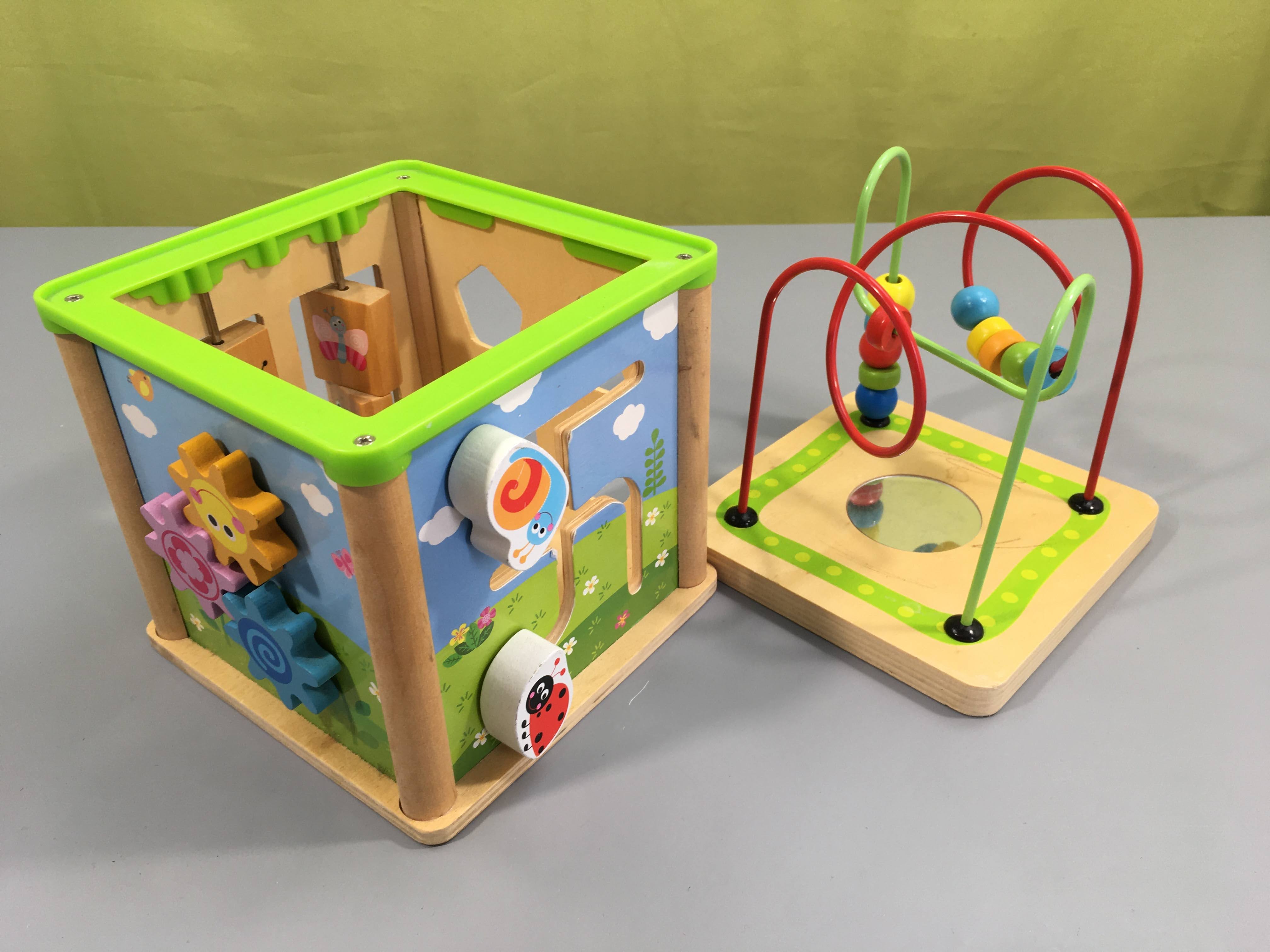 Cube d'activité en bois-Griffouillage sur le bois près du miroir