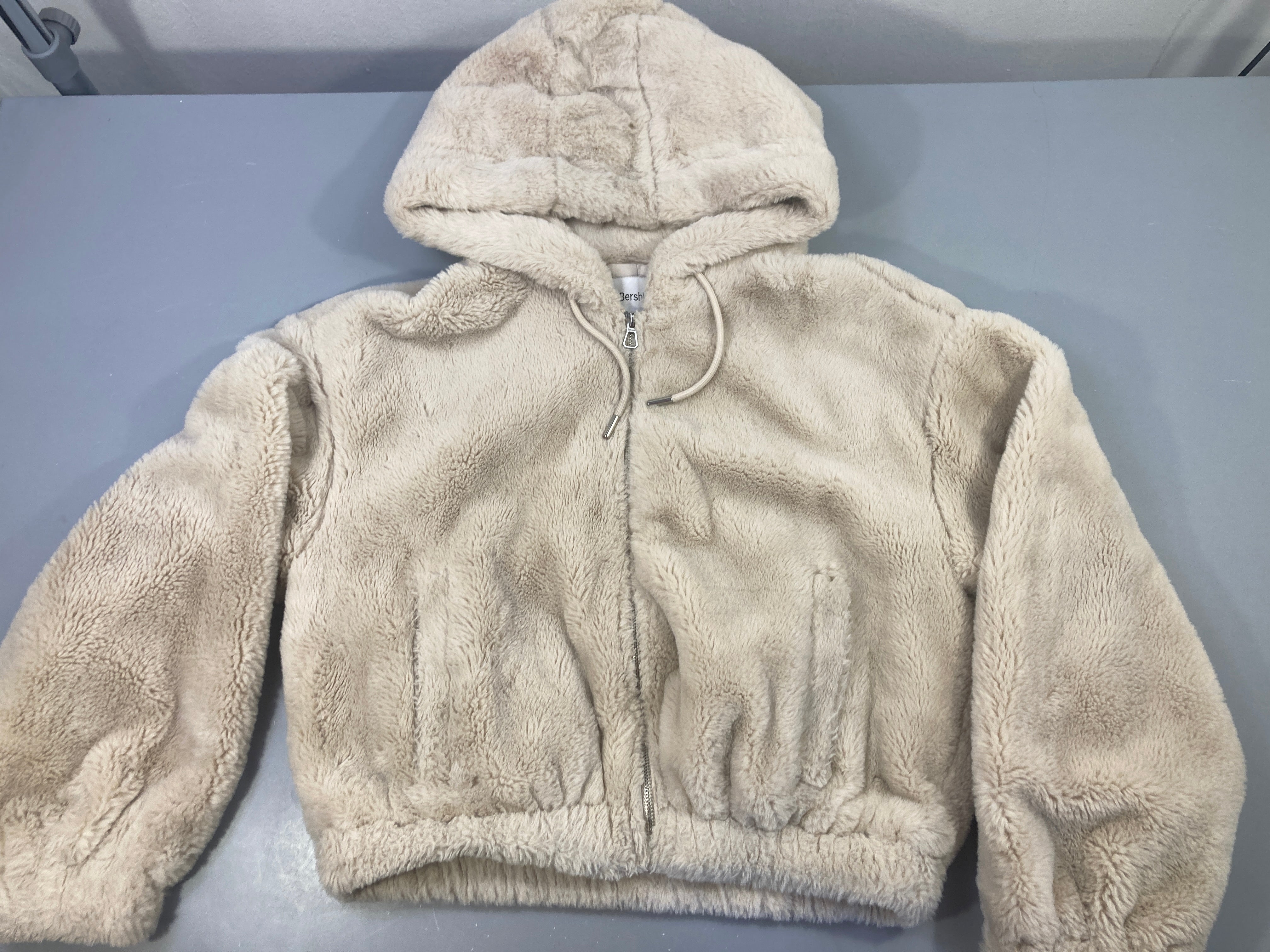 Veste à capuche crooped peluche beige