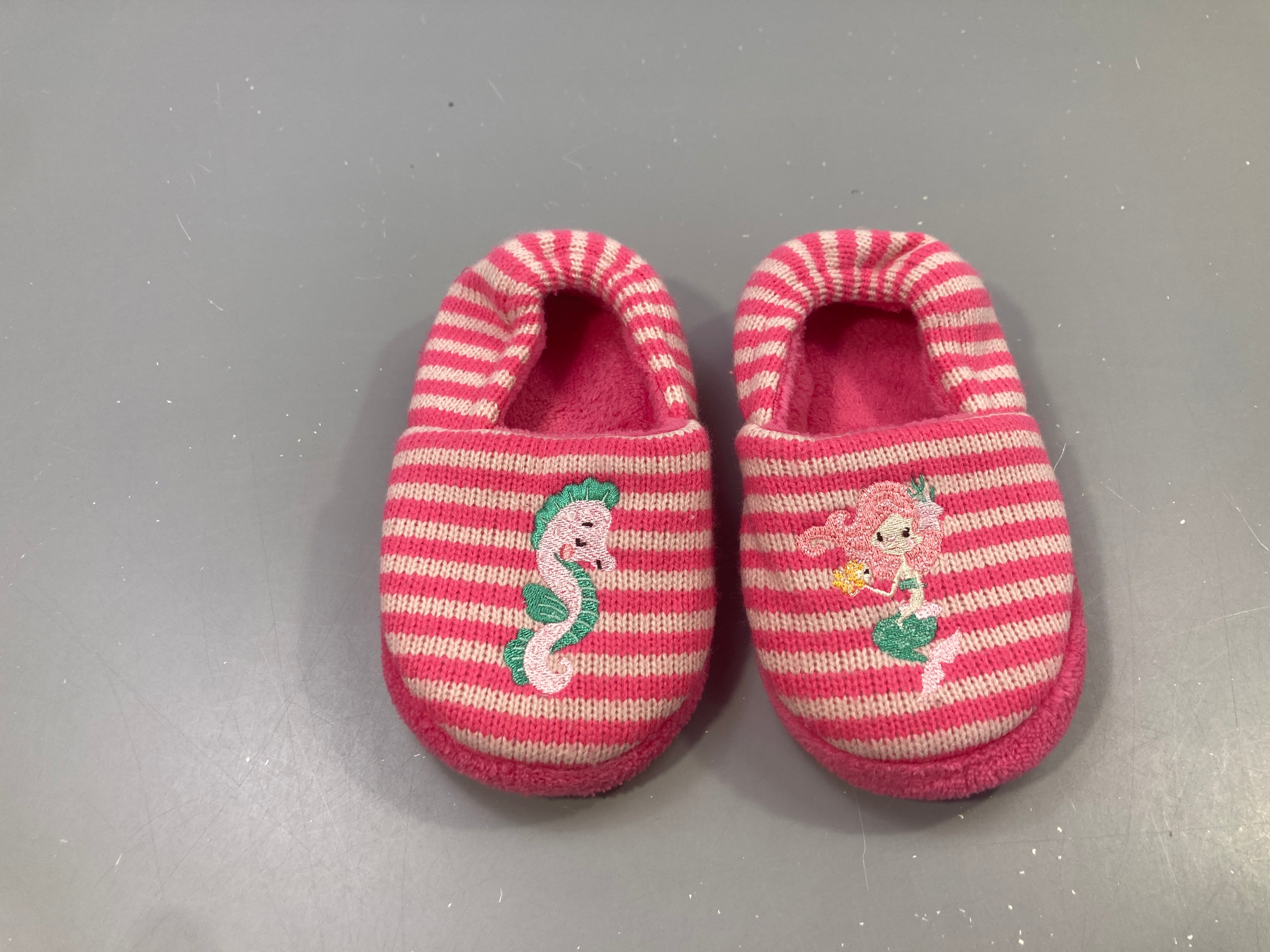 Chaussons rayés rose sirène