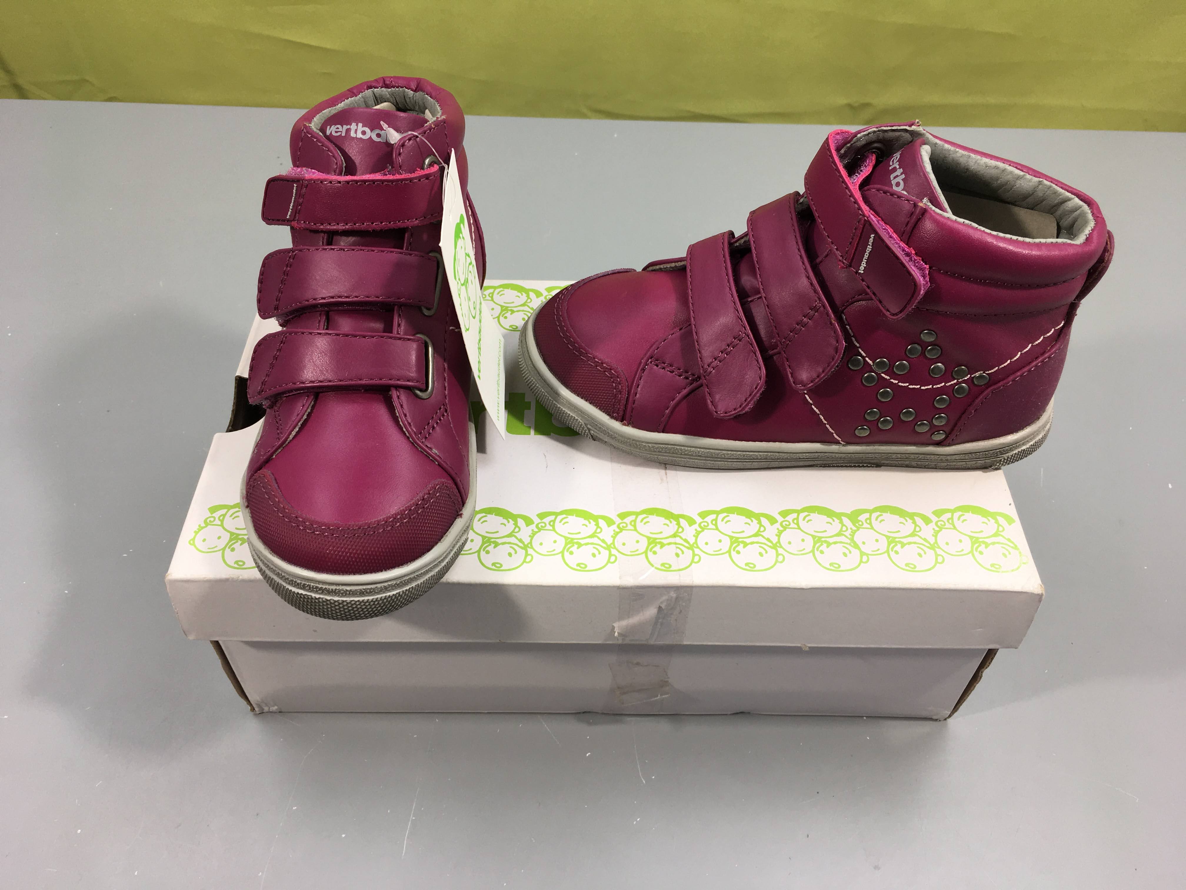 NEUVES Baskets roses étoiles cloutées (28)