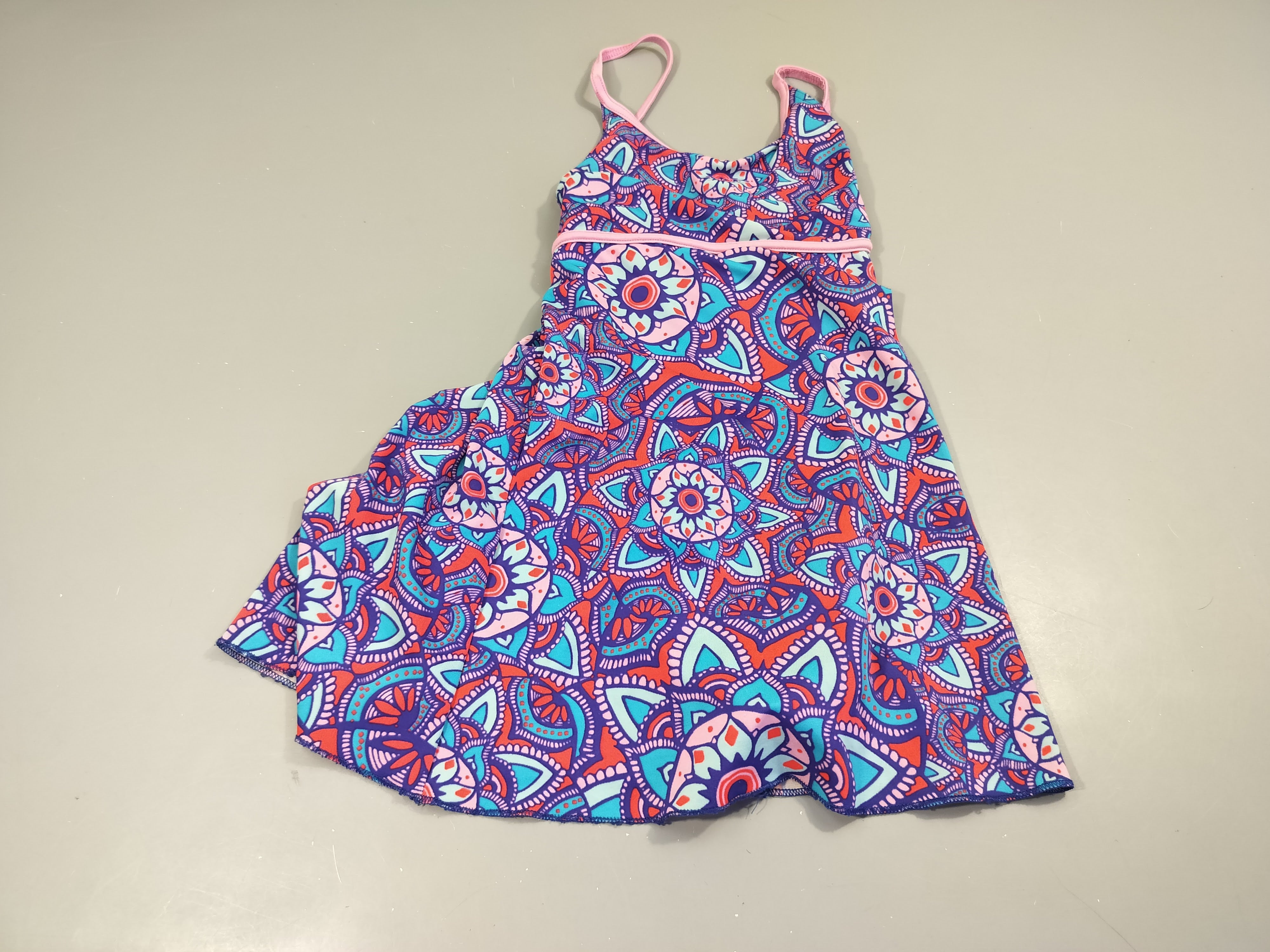 Maillot robe à motifs rose, bleu, mauve,...Pas de taille indiqué, estimée  6a