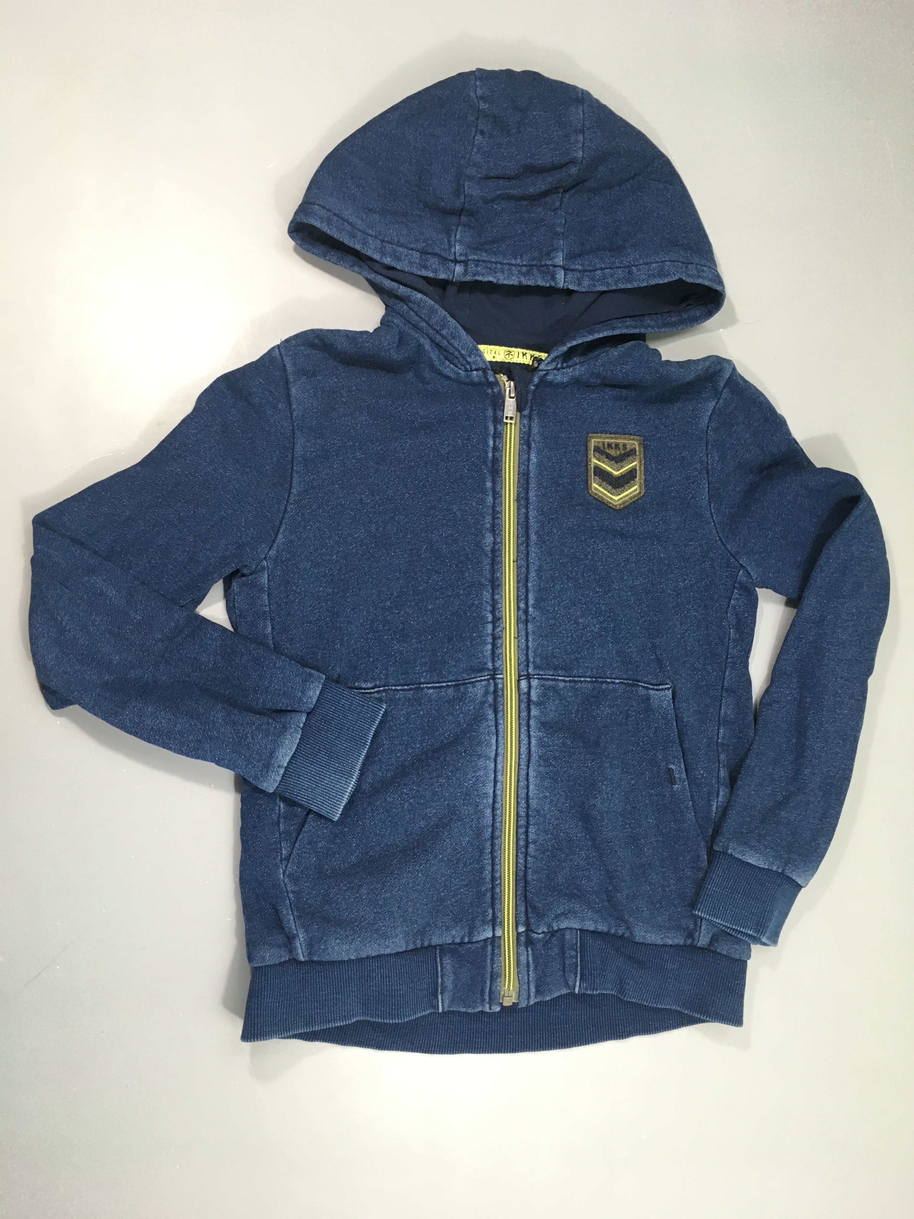 Sweat zippé à capuche bleu denim effet délavé Ikks