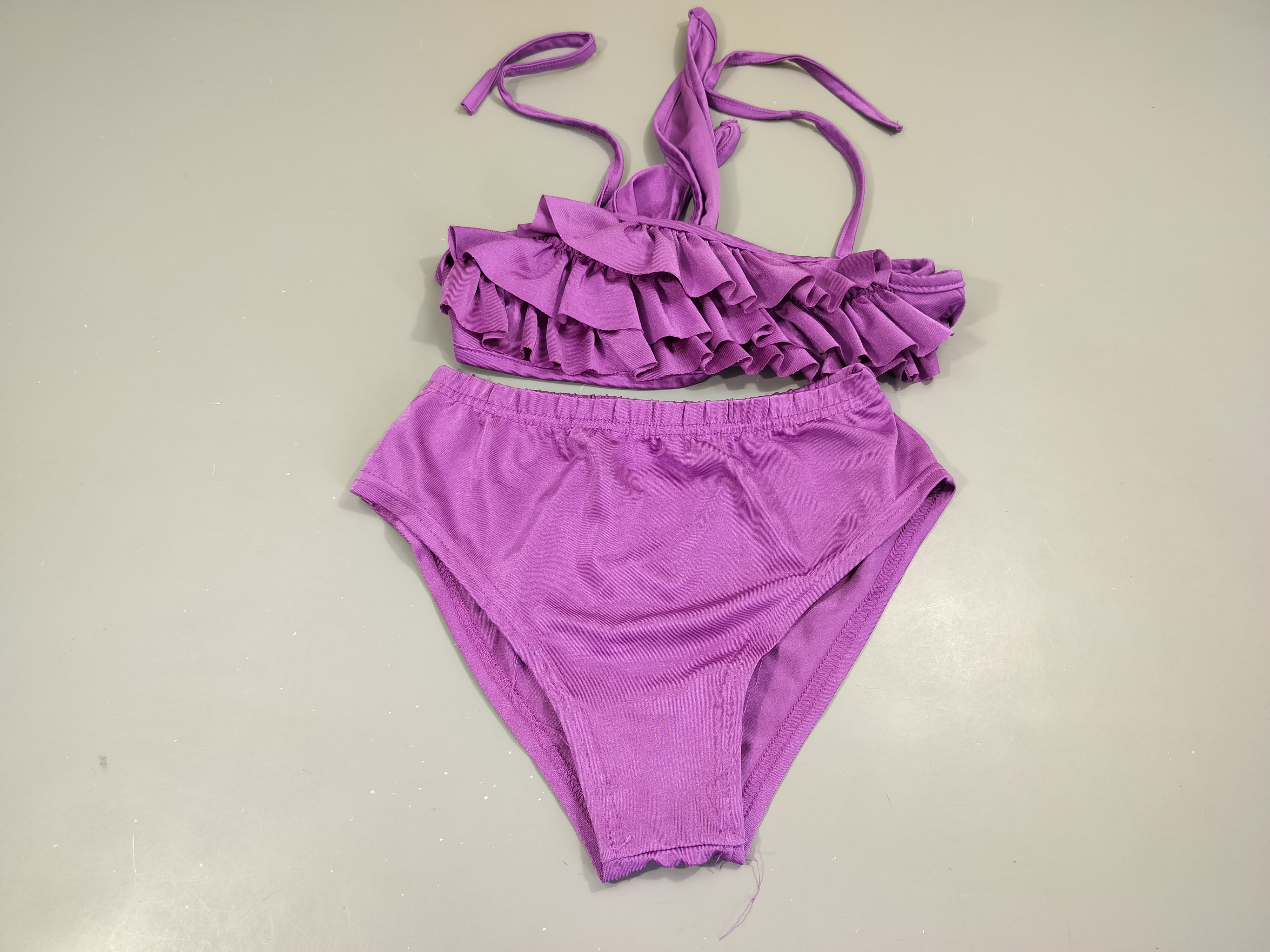 Bikini mauve, dessous volants à nouer à l'arrière