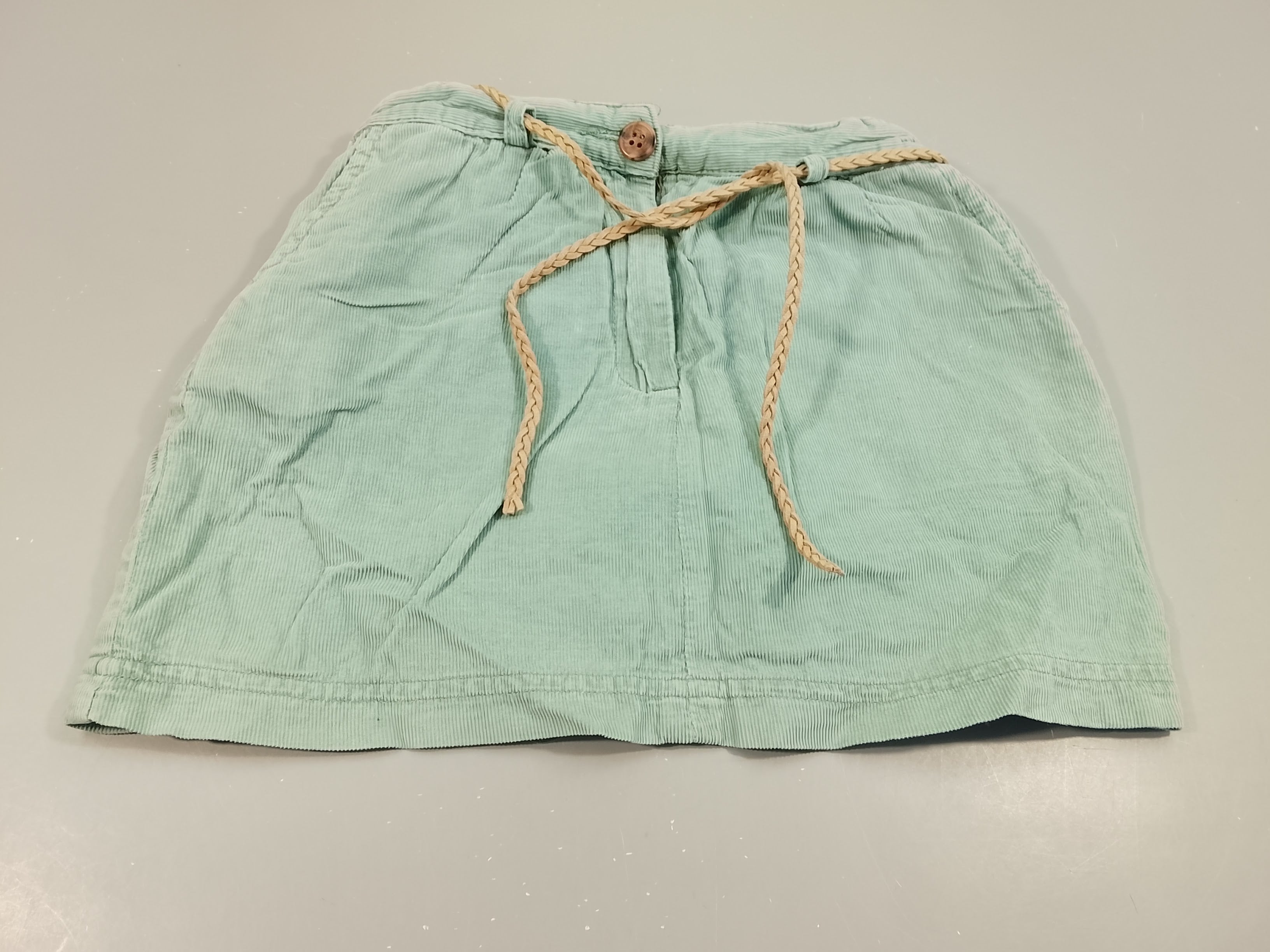 Jupe en velours côtelé bleu + ceinture beige tressée. Doublé jersey