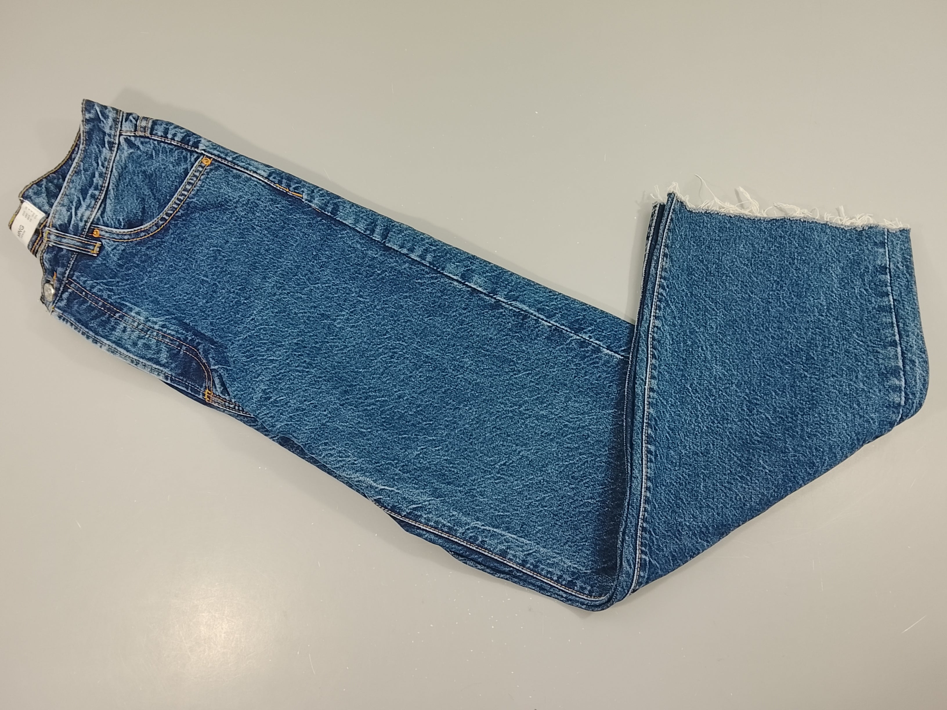 Jeans large, éffiloché sur le dessous  (36)