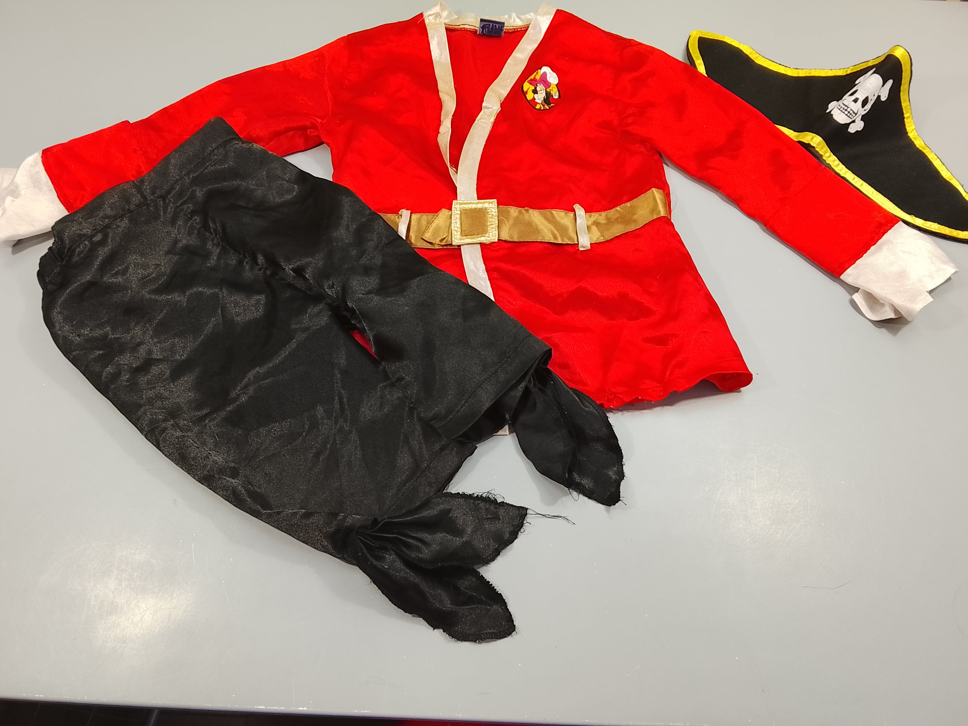 Déguisemen rouge et noirt Capitaine Crochet, pantalon + gilet + chapeau ticorne