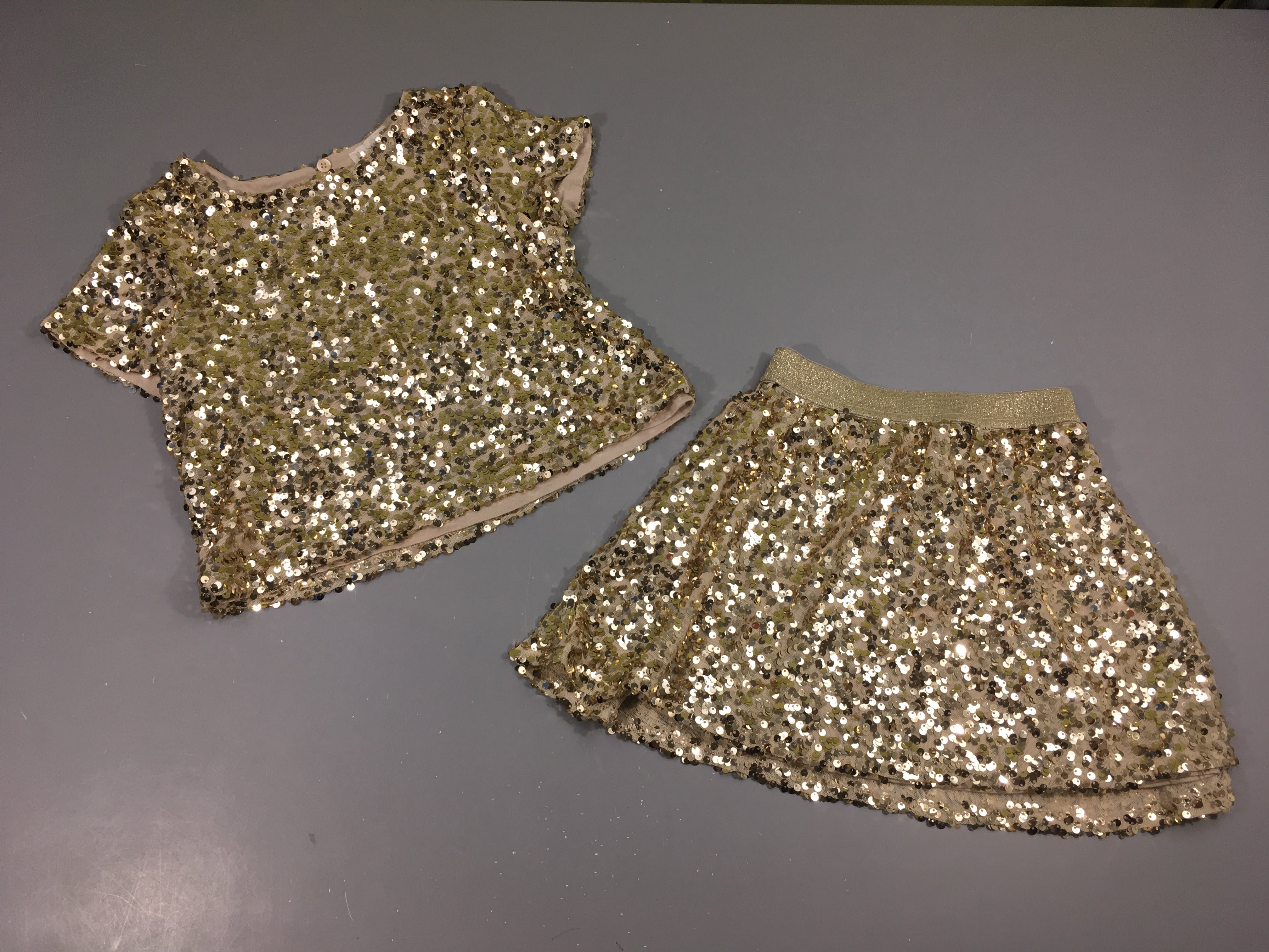 Blouse m.c + jupe sequins doré