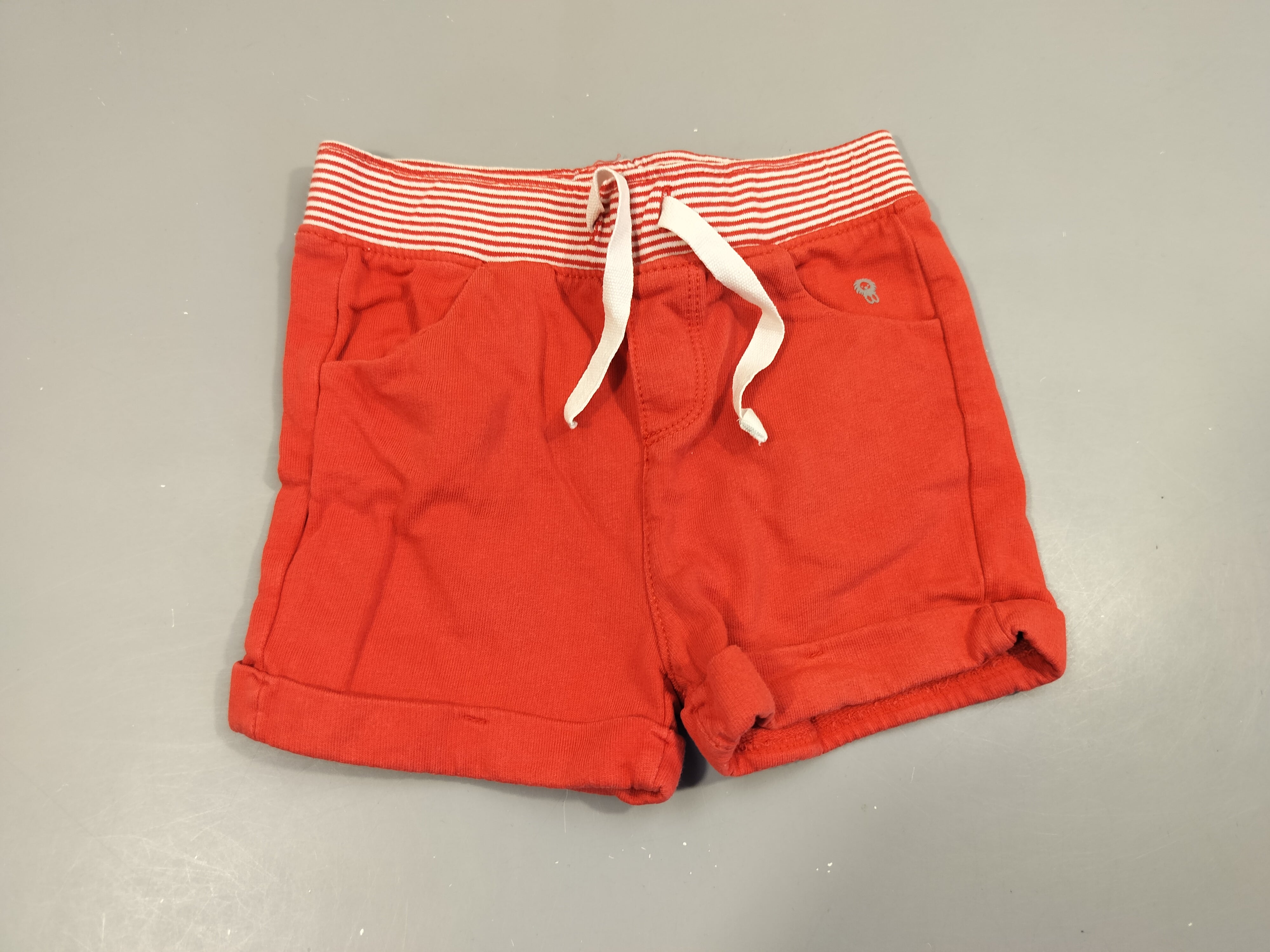 Short molleton rouge à revers , taille blanche rayé  rouge.