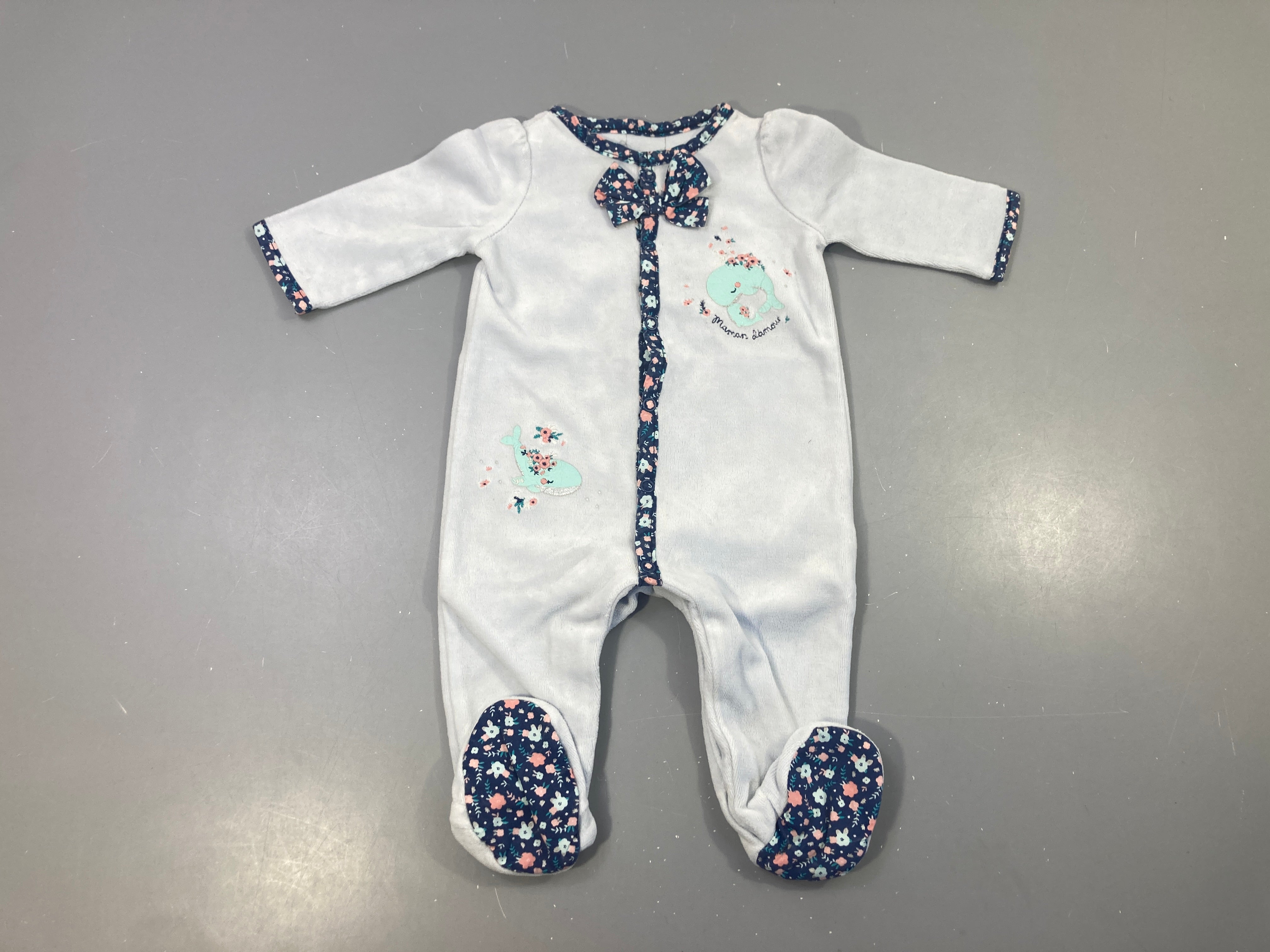 Pyjama velours bleu clair noeud fleuri bleu baleines