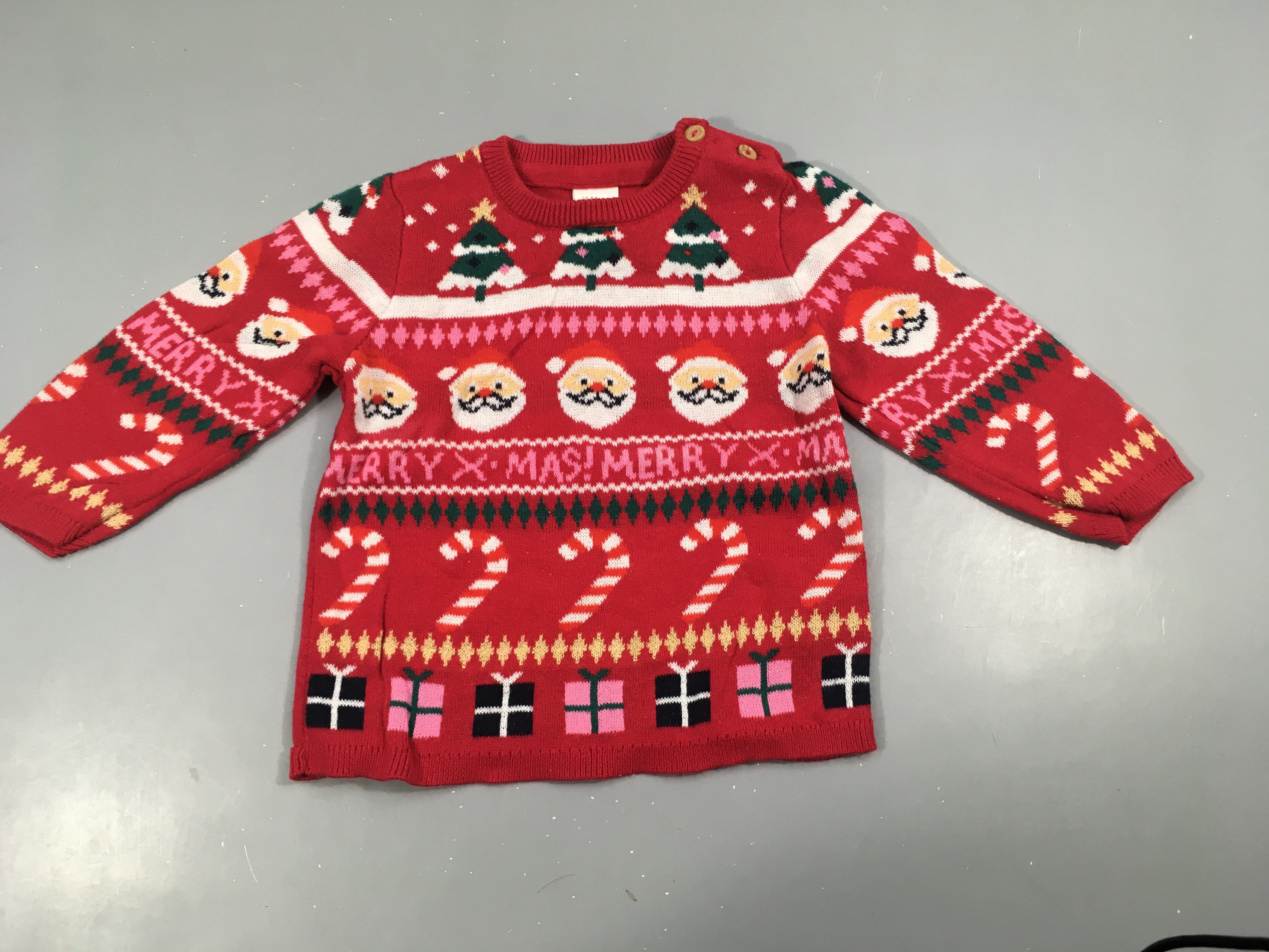 Pull rouge Noël, très légèrement bouloché