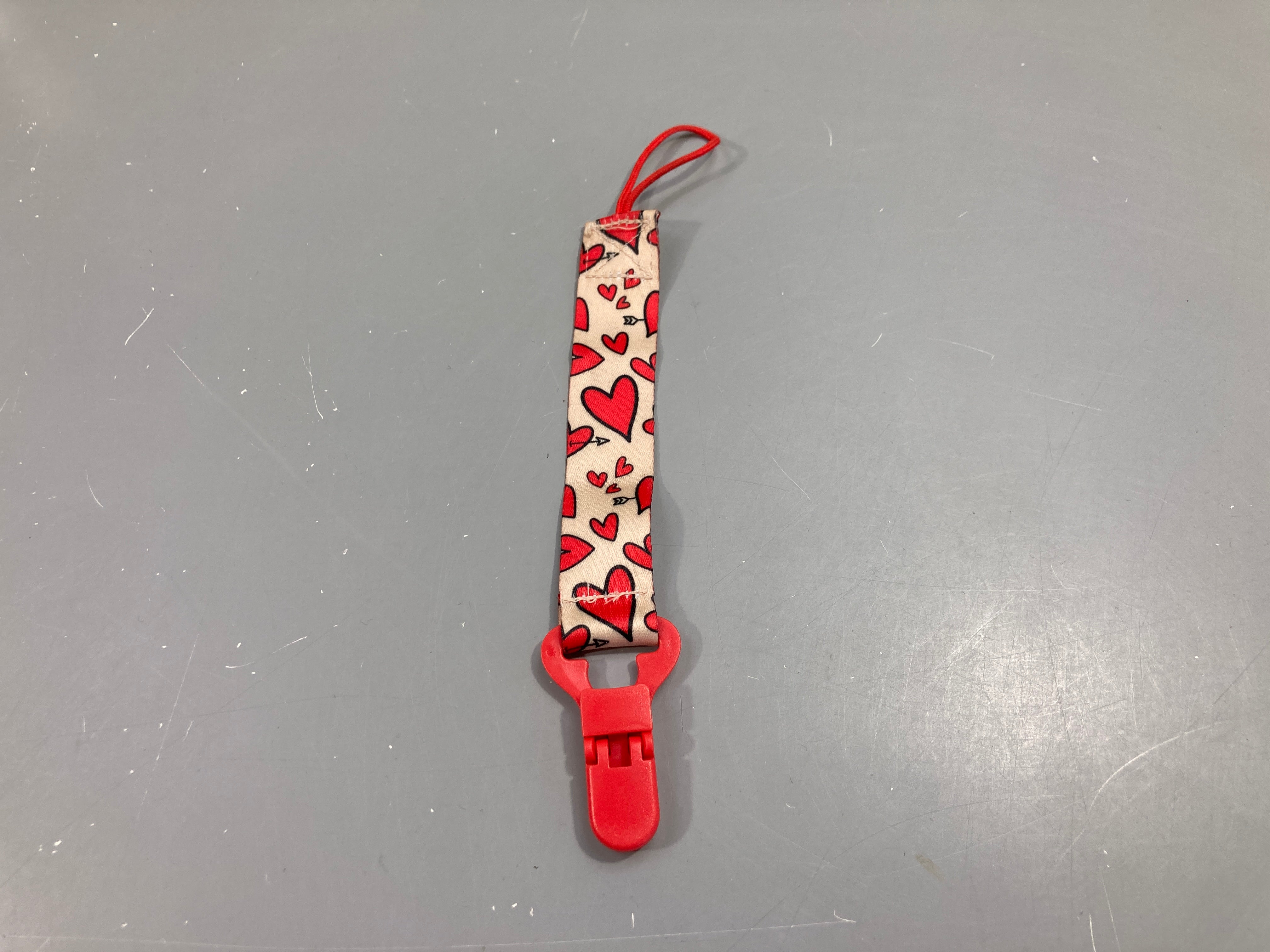Attache-tétine rouge avec coeurs, NEUF