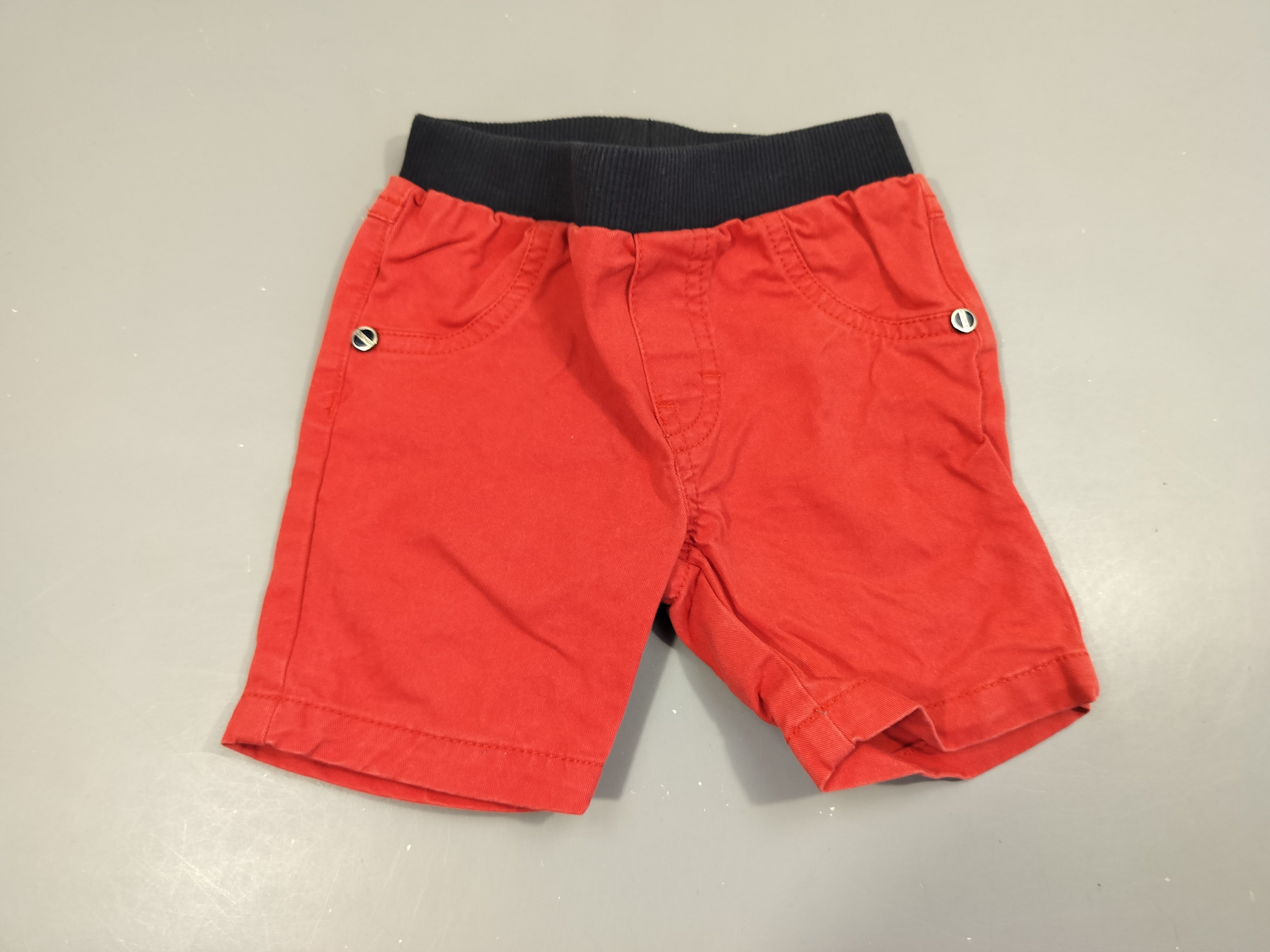 Short toile rouge , taille élastique bleu marine