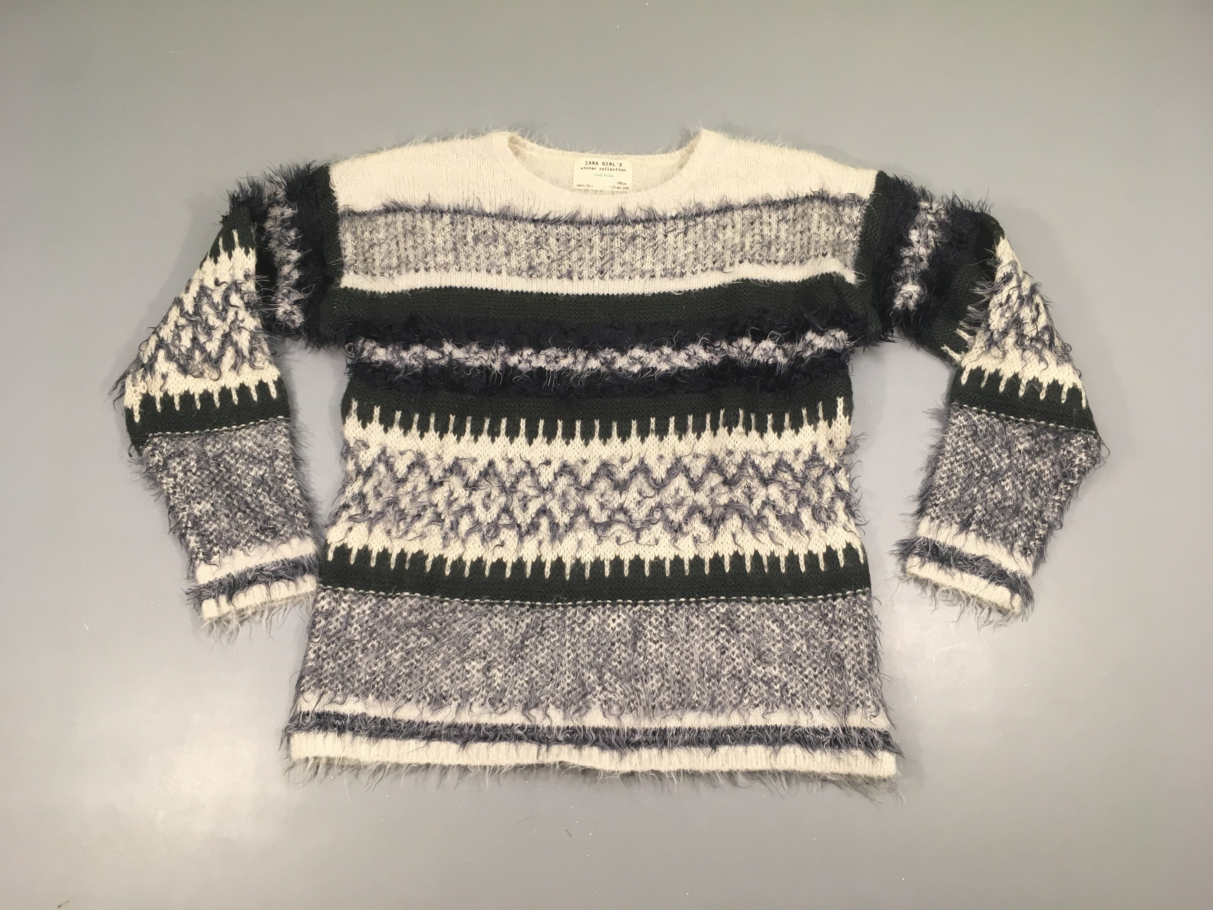 Pull duveteux blanc/bleu marine