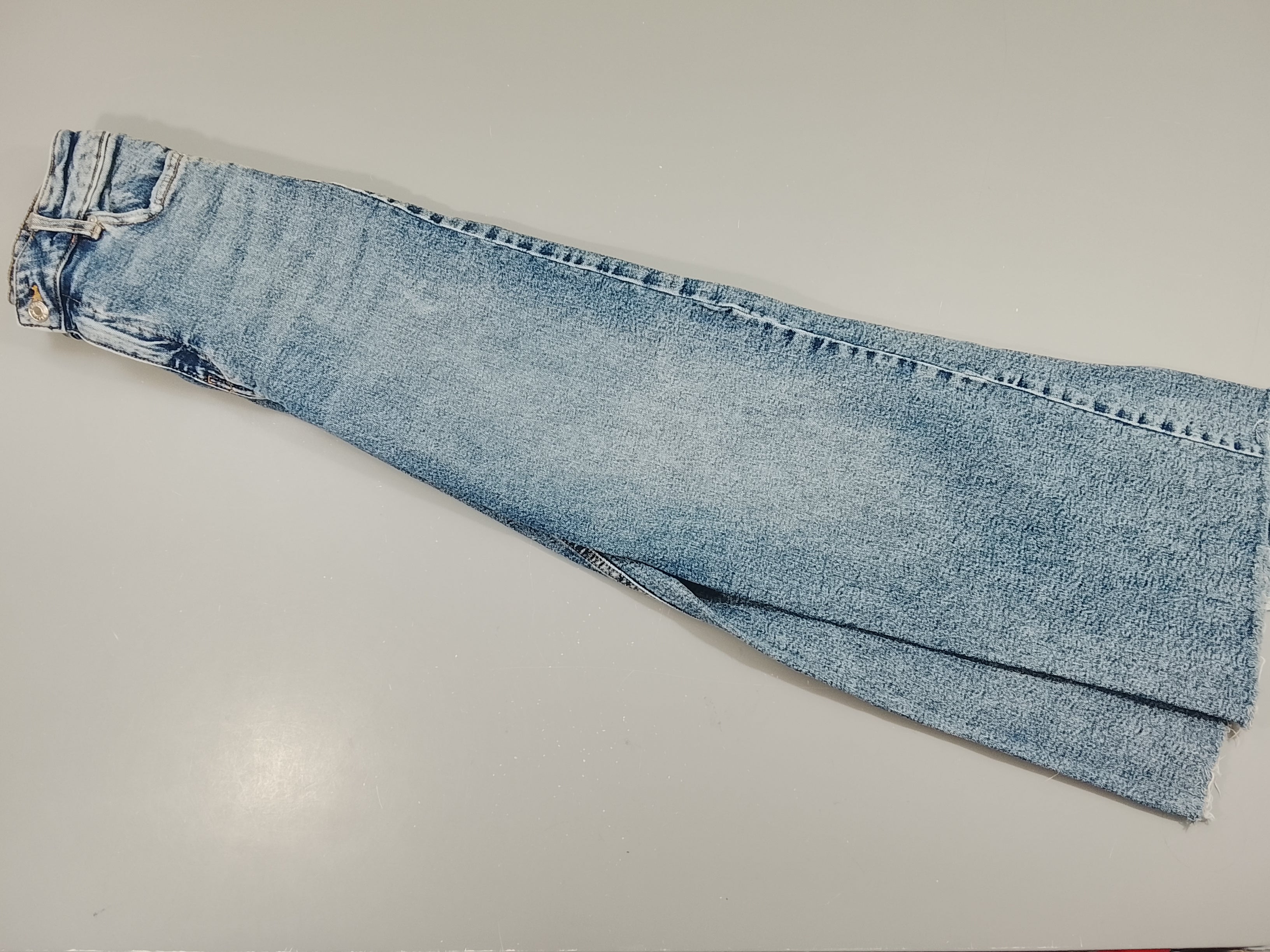 Jeans boot cut , effiloché sur le dessous (36)