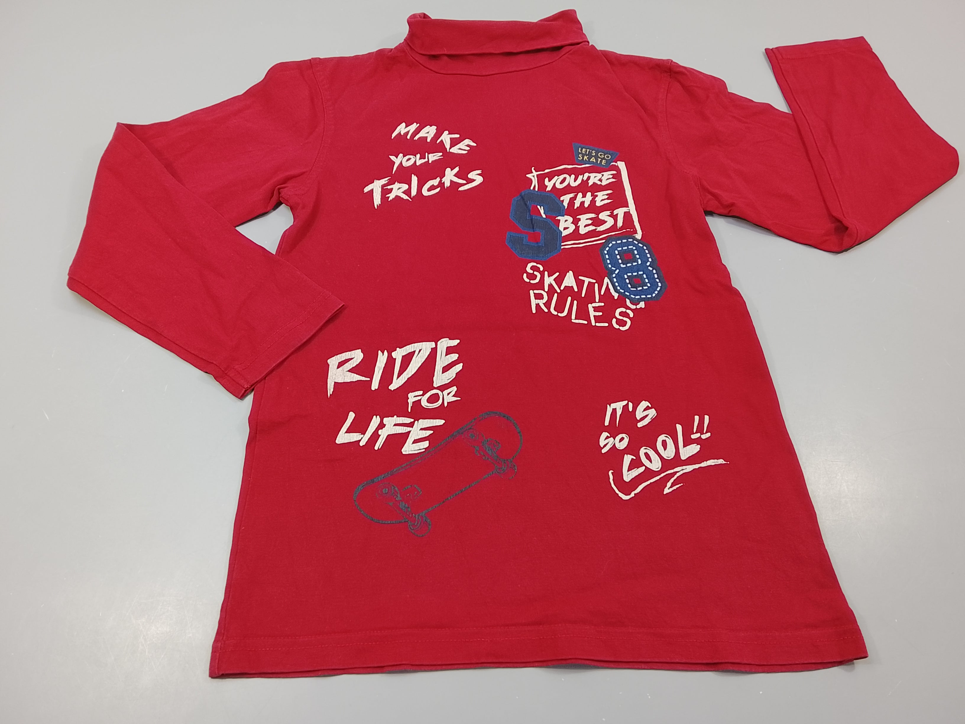 T-shirt m.l col roulé rouge, écritures blanches, skate