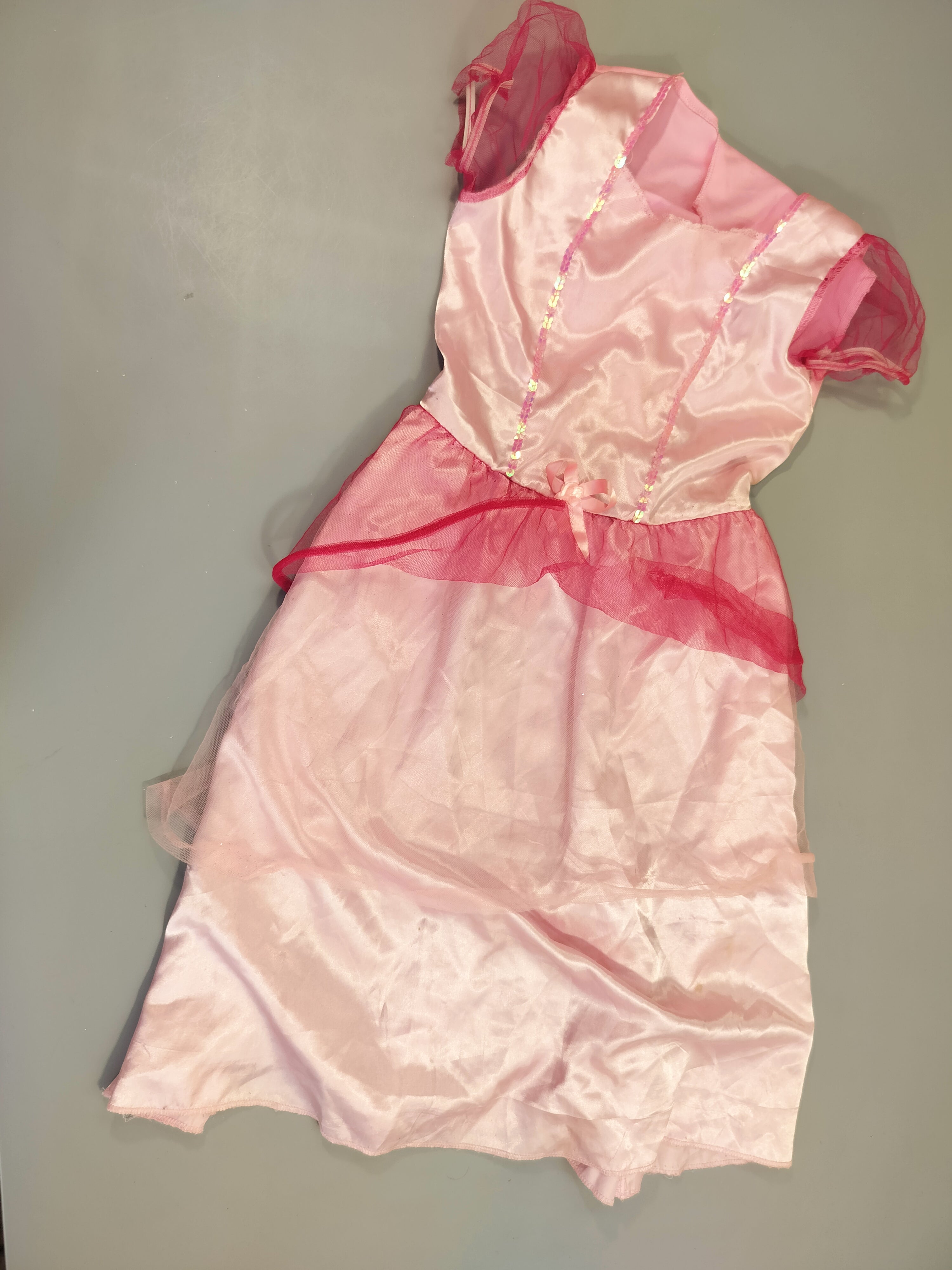 Robe m.c rose princesse , petite tache  ( à relaver)