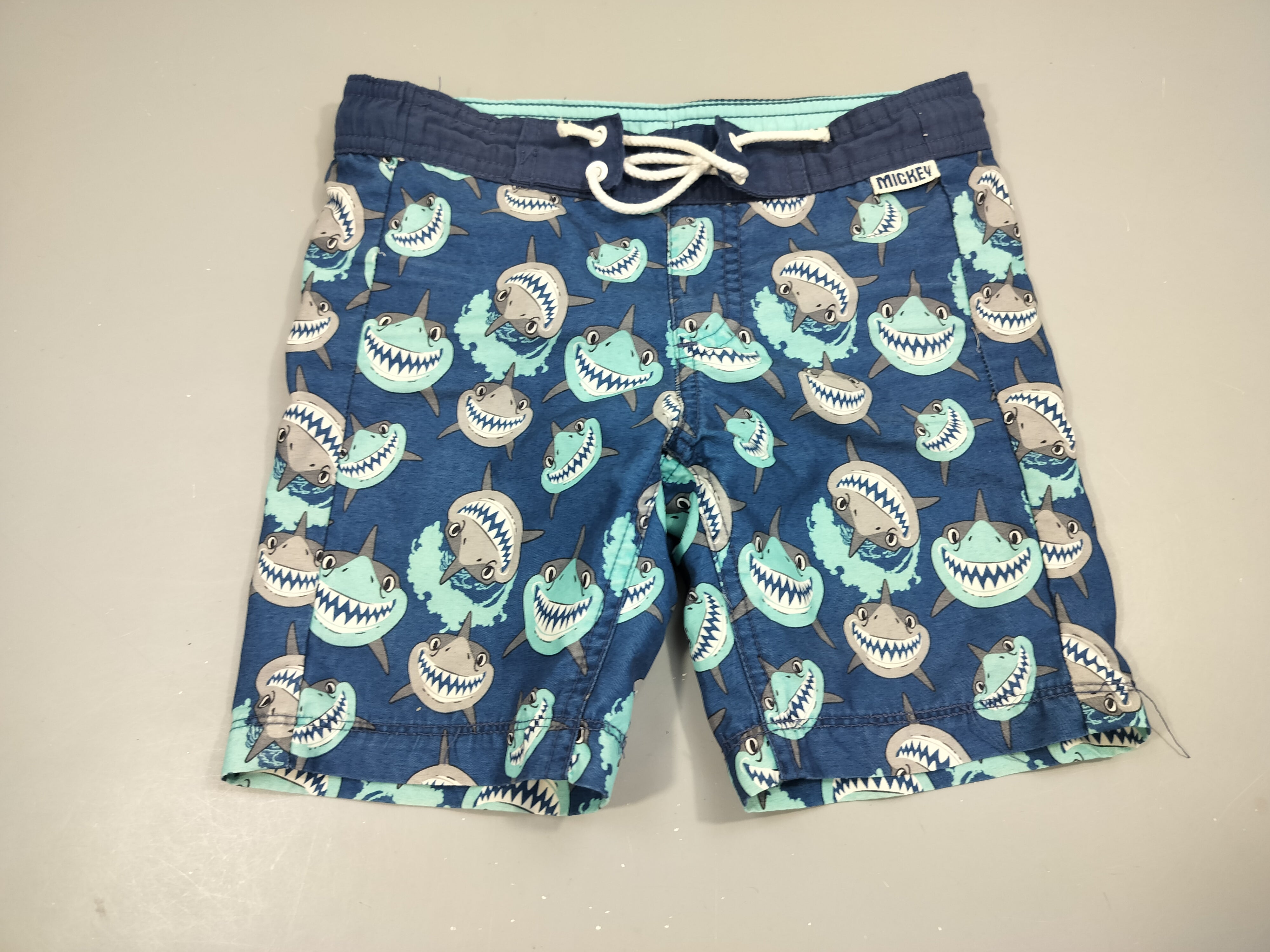 Maillot short bleu, requins 100% polyester
