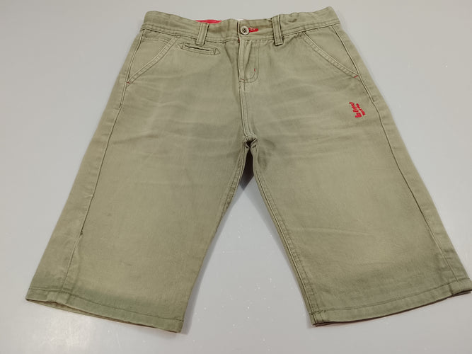 Bermuda kaki, jaune , inscription rouge "Lee Cooper", petites taches avant droit, moins cher chez Petit Kiwi