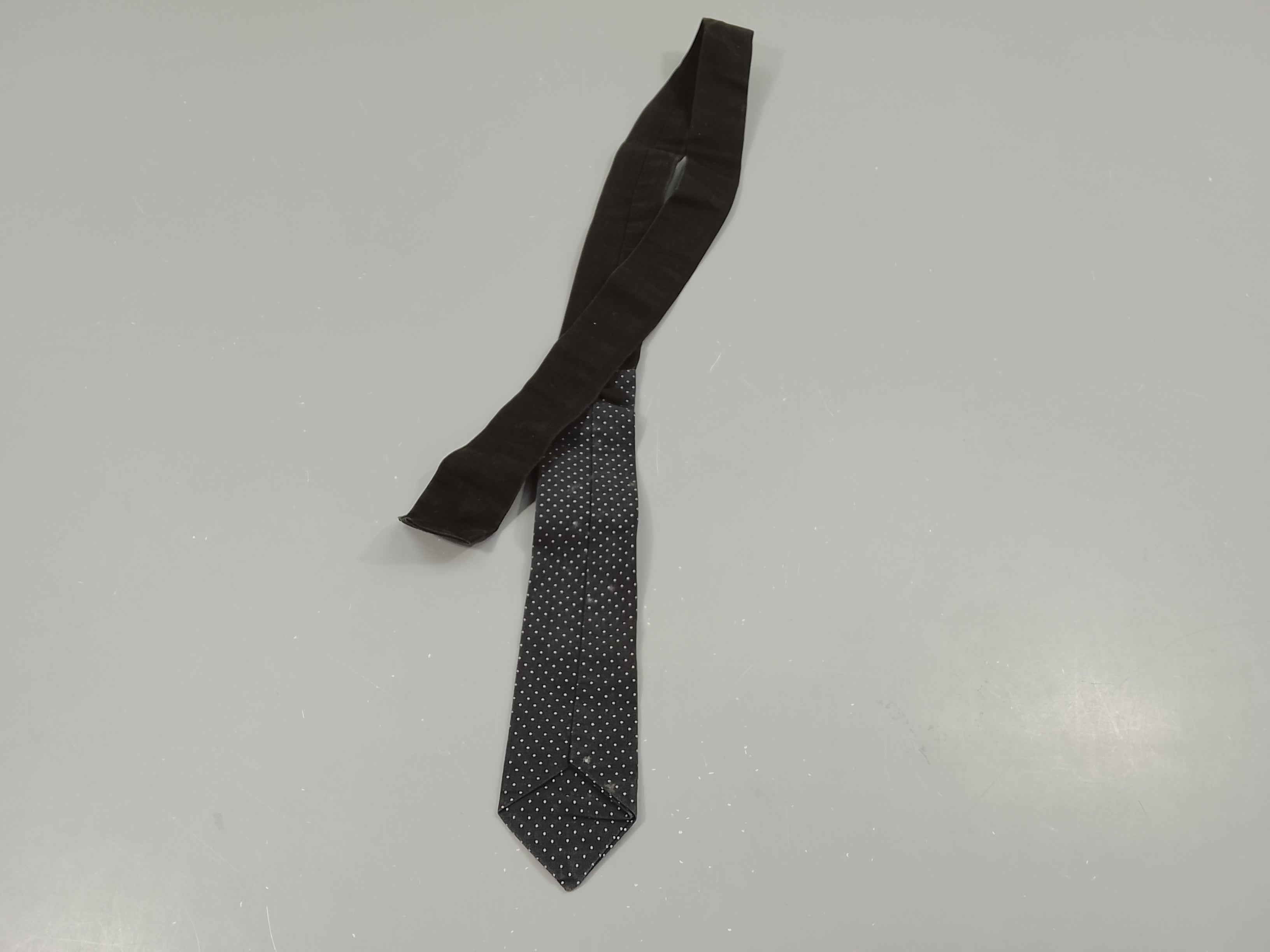 Cravatte noir et noir à pois blancs