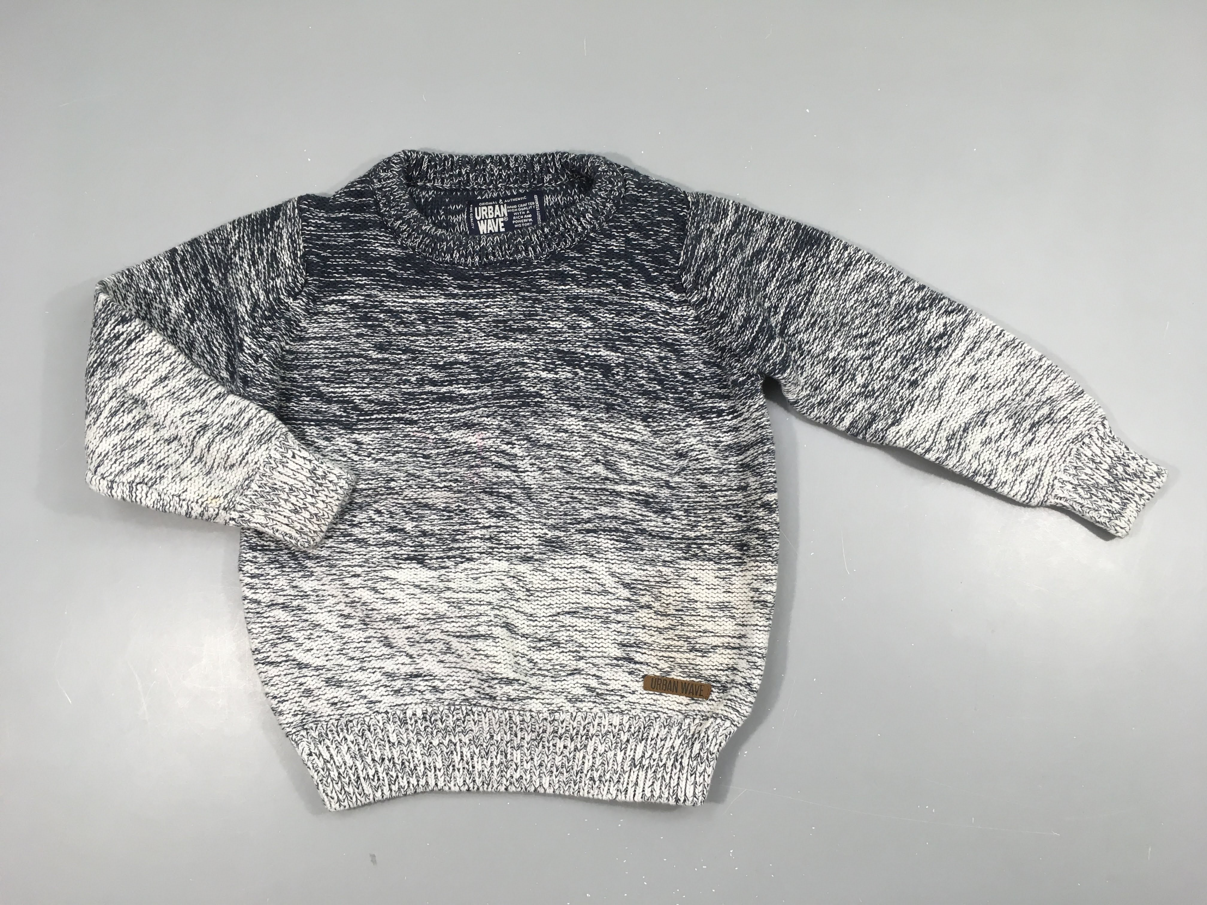 Pull mailles chinées bleu foncé-blanc Petite tache manche