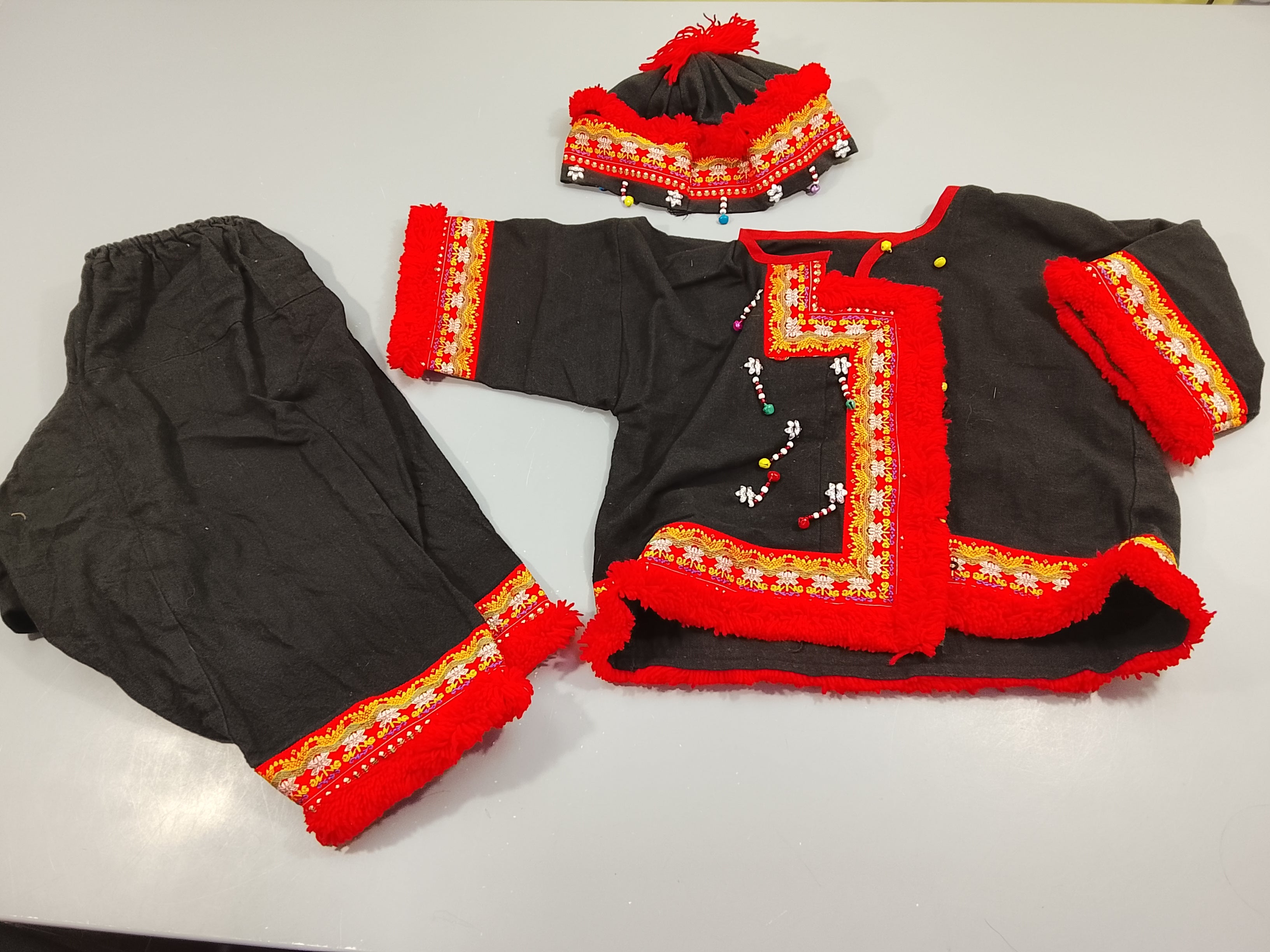 Déguisement  vêtement d'une tribu traditionnelle Thaîllandaise. Tunique + pantalon + chapeau  rouge, noir,..