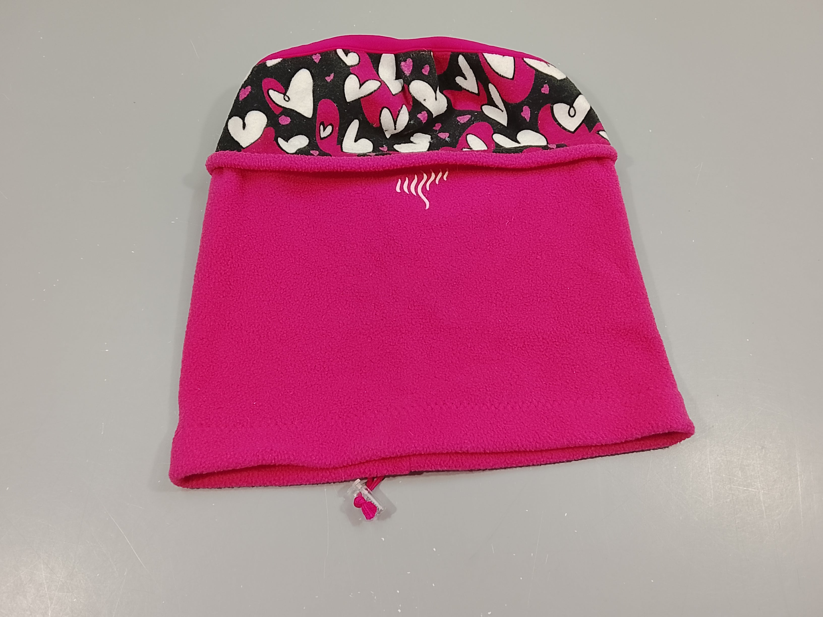 Cagoule Chaud devant  polar rose , dessus noir motifs coeurs