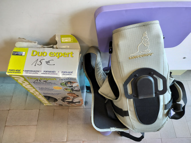 Porte bébé Kangourou duo expert . Maintien renforcé du dos et de la tête de bébé. "Cale dos" soutient et soulage le dos du porteur. Aération de l'assise, bébé ne transpire pas., moins cher chez Petit Kiwi