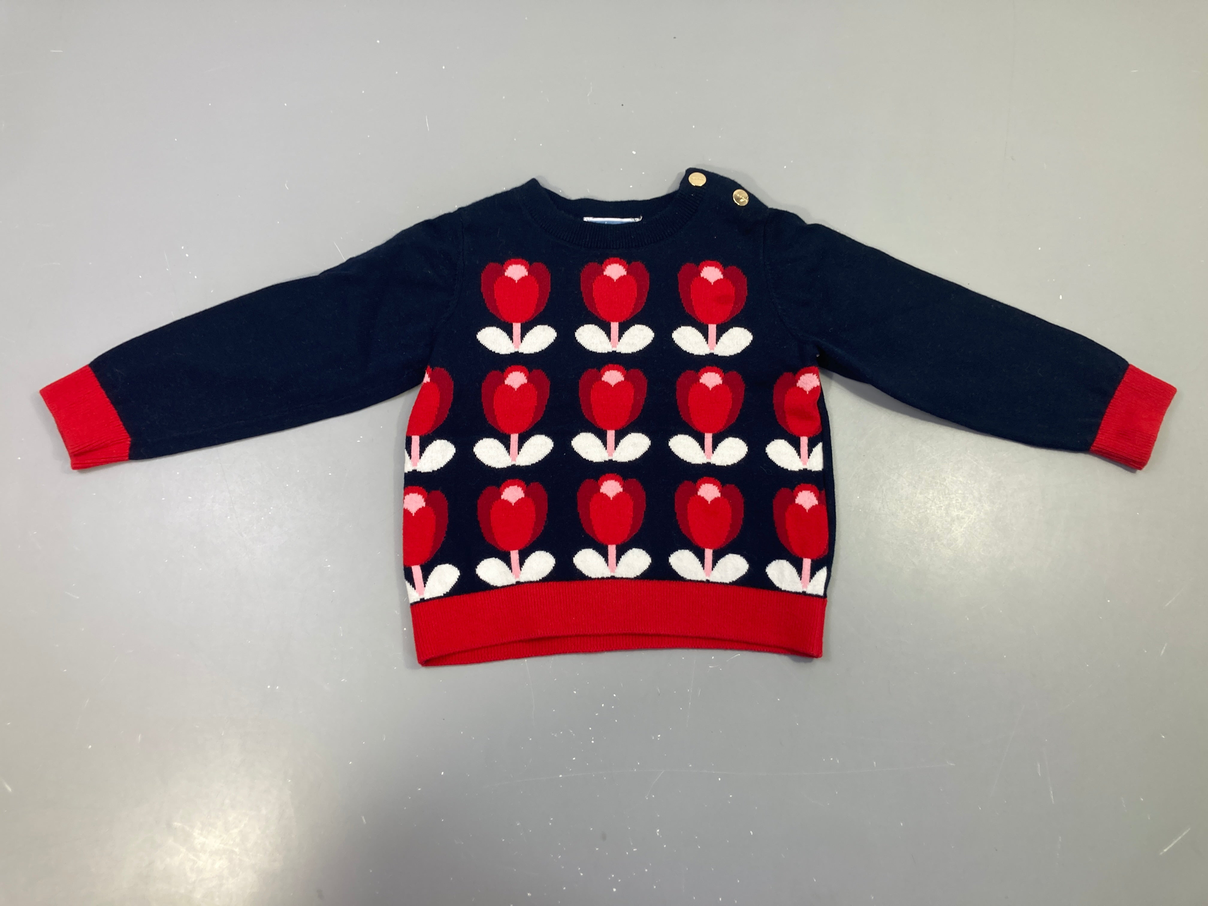 Pull bleu foncé fleurs rouges