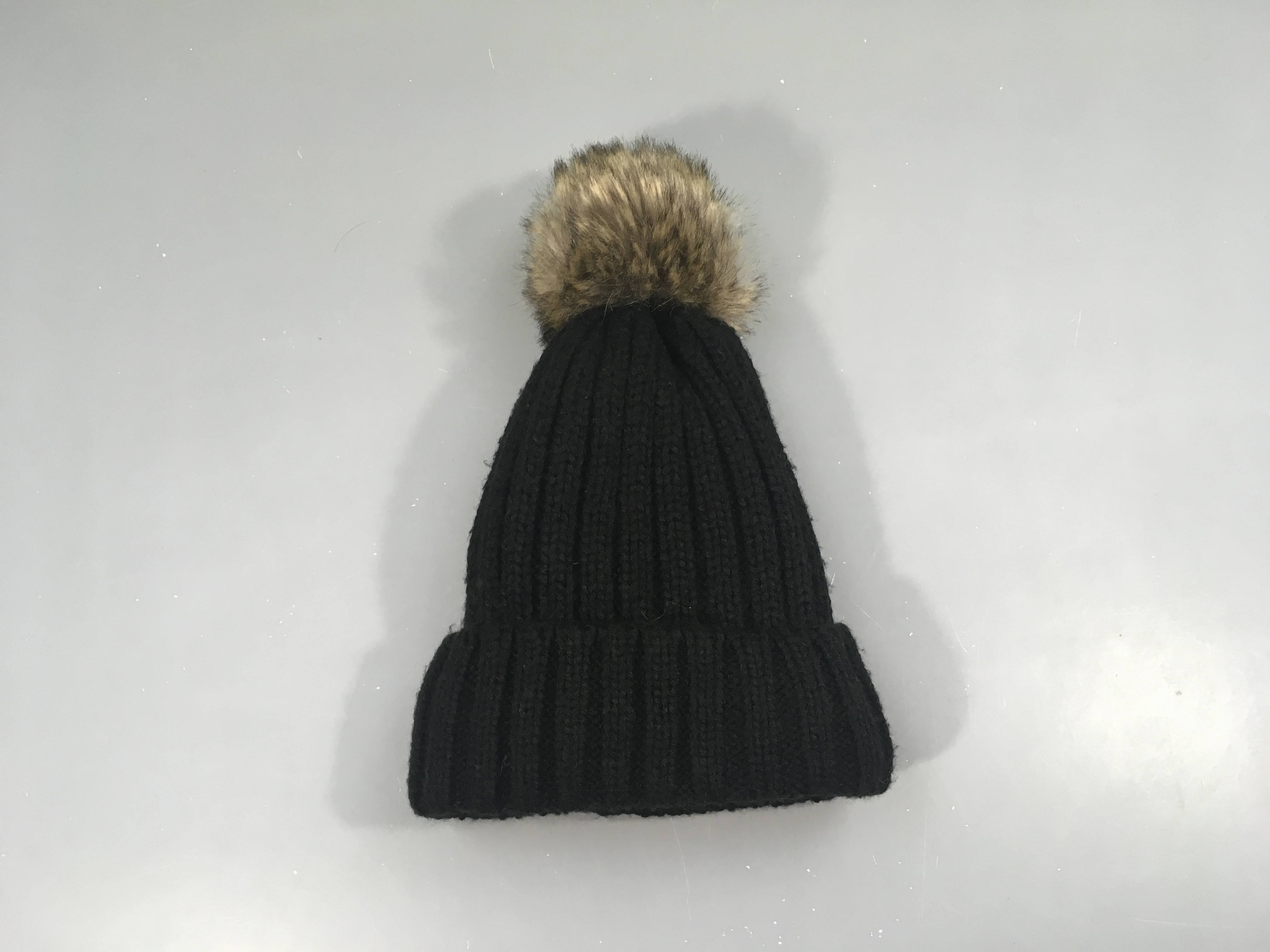Bonnet noir pompon fausse fourrure
