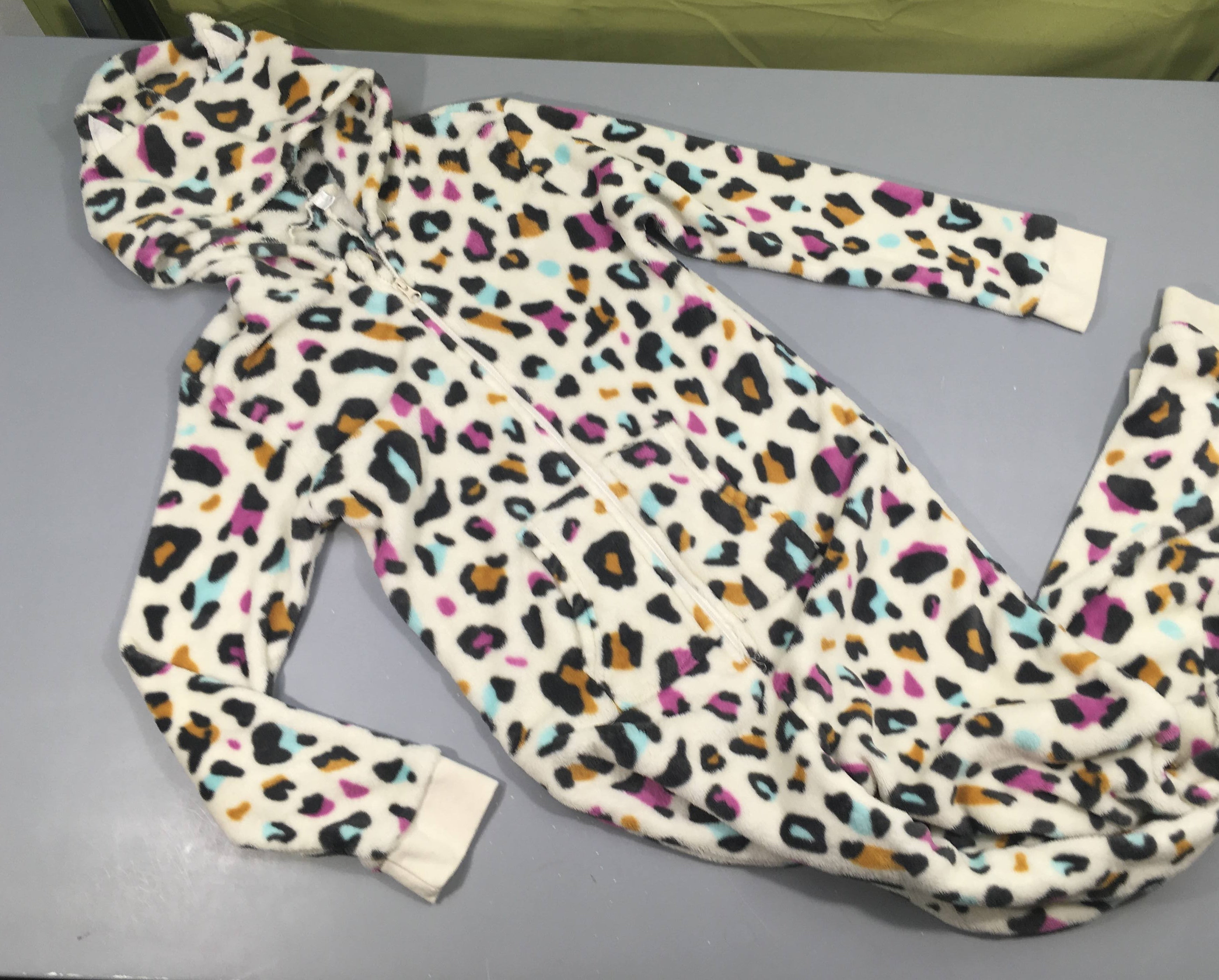 Combinaison zippée velours blanc motifs léopard multicolore à capuche