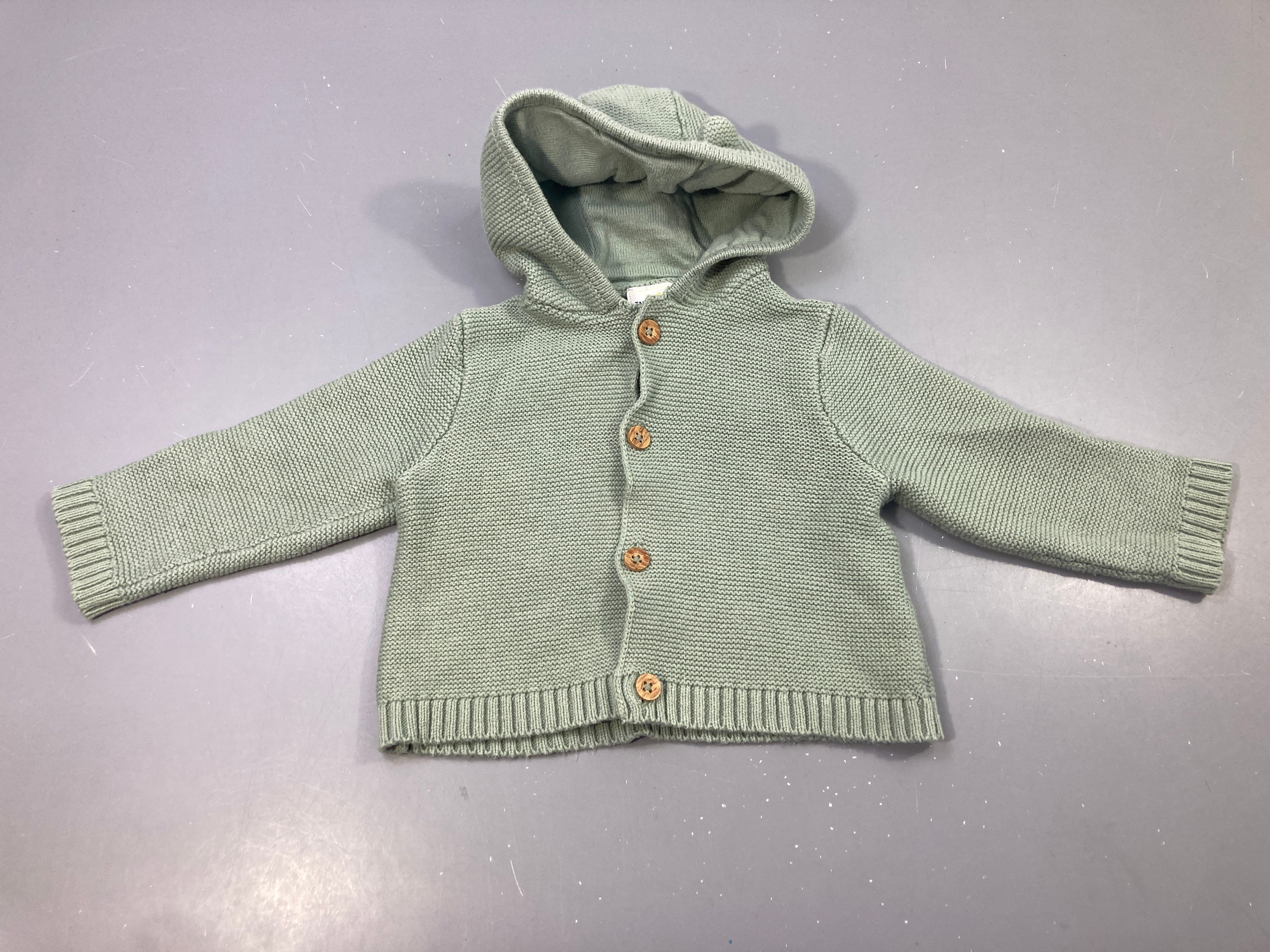 Gilet capuche vert sauge boutons bois