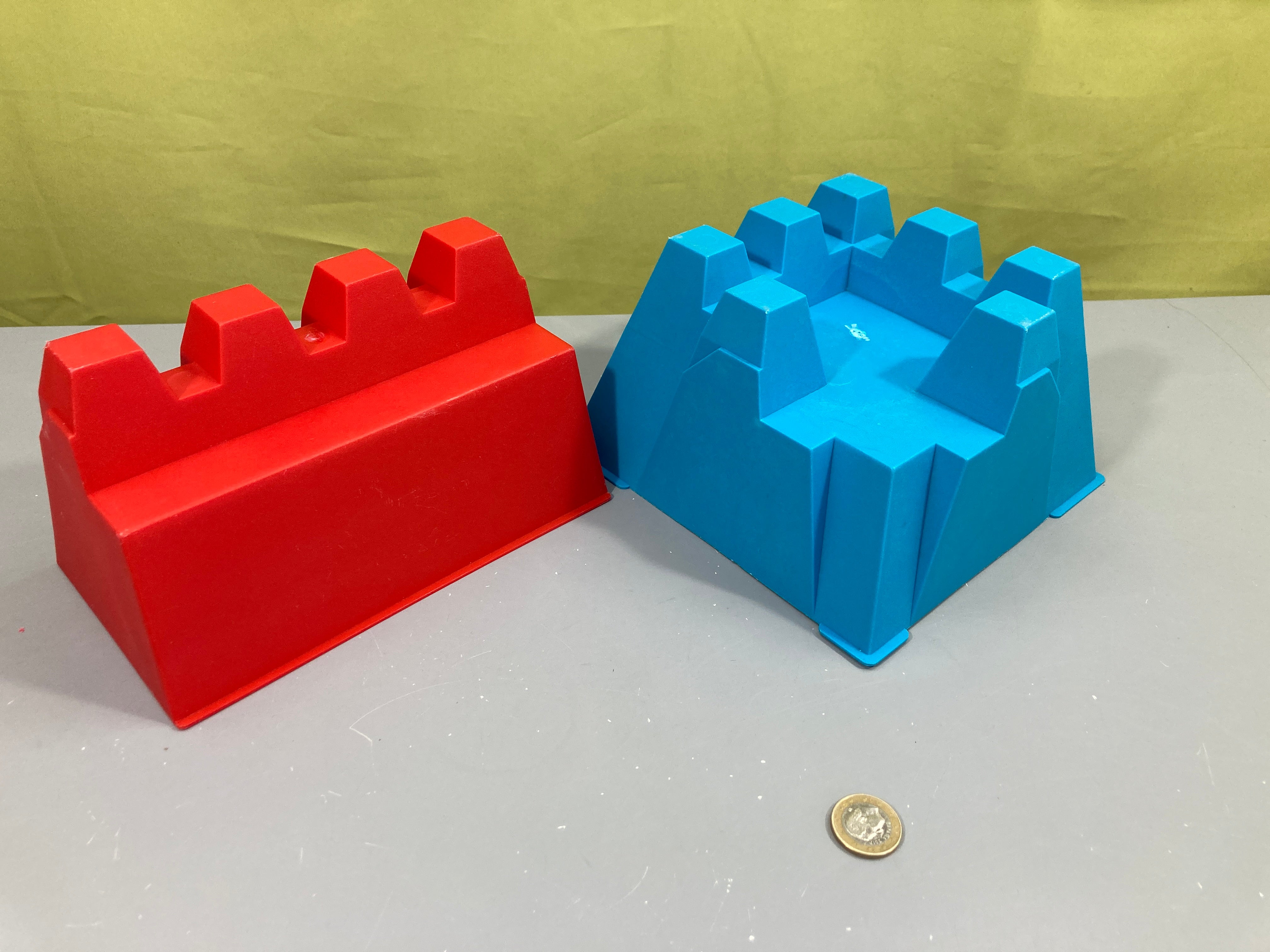 2 Structures moules à sable en plastique coloré