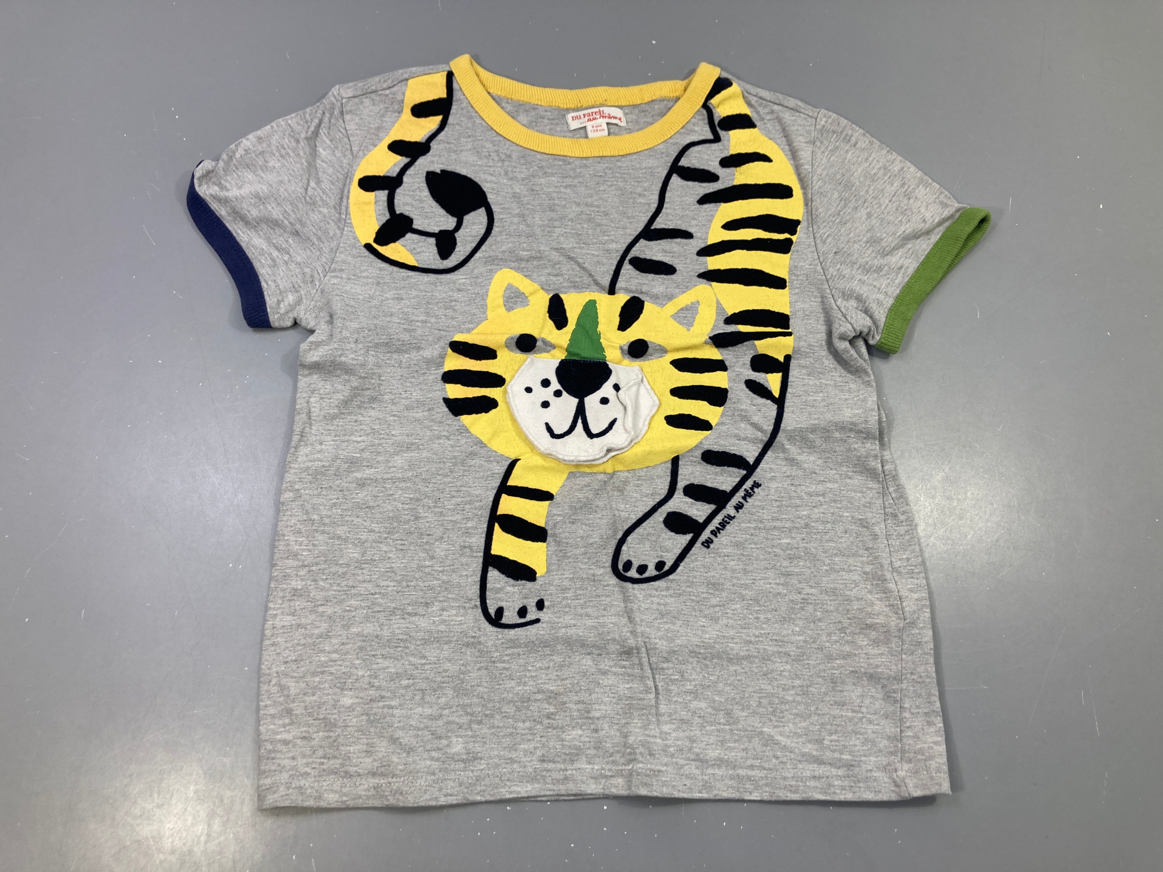 T-shirt m.c gris gris, légèrement bouloché