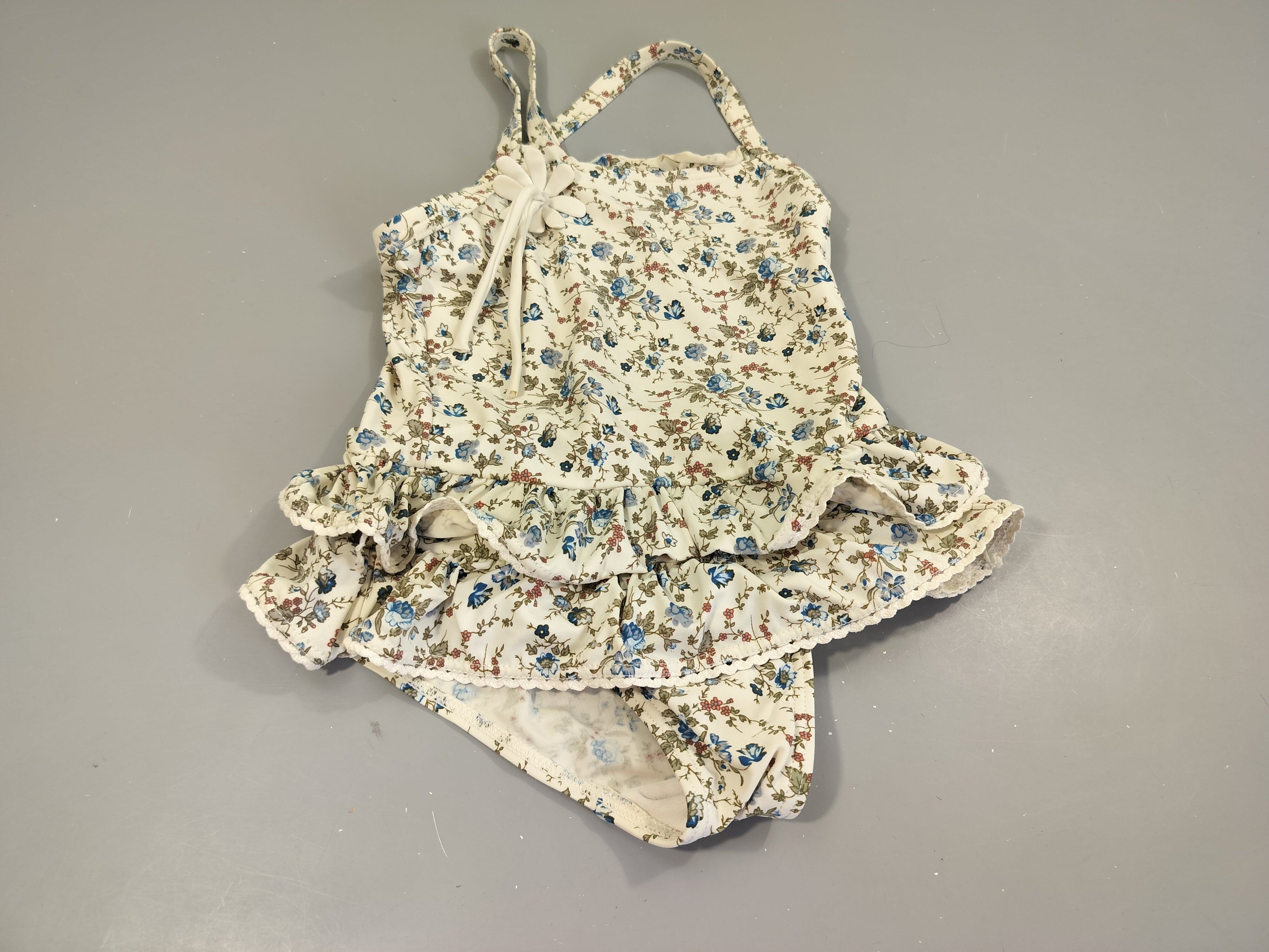 Maillot écru à flaurs , volants sur le dessous . Pas de taille indiquée, estimée  6a