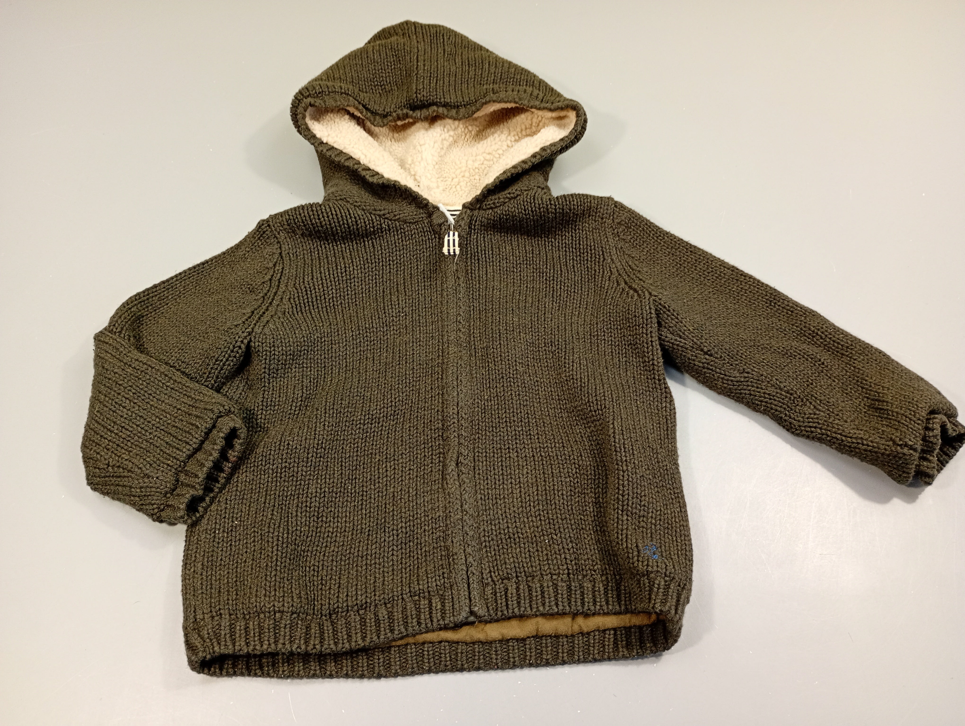 Gilet zippé à capuche taupe doublé jersey , intérieur capuche moutonnée. Très légèrement bouloché