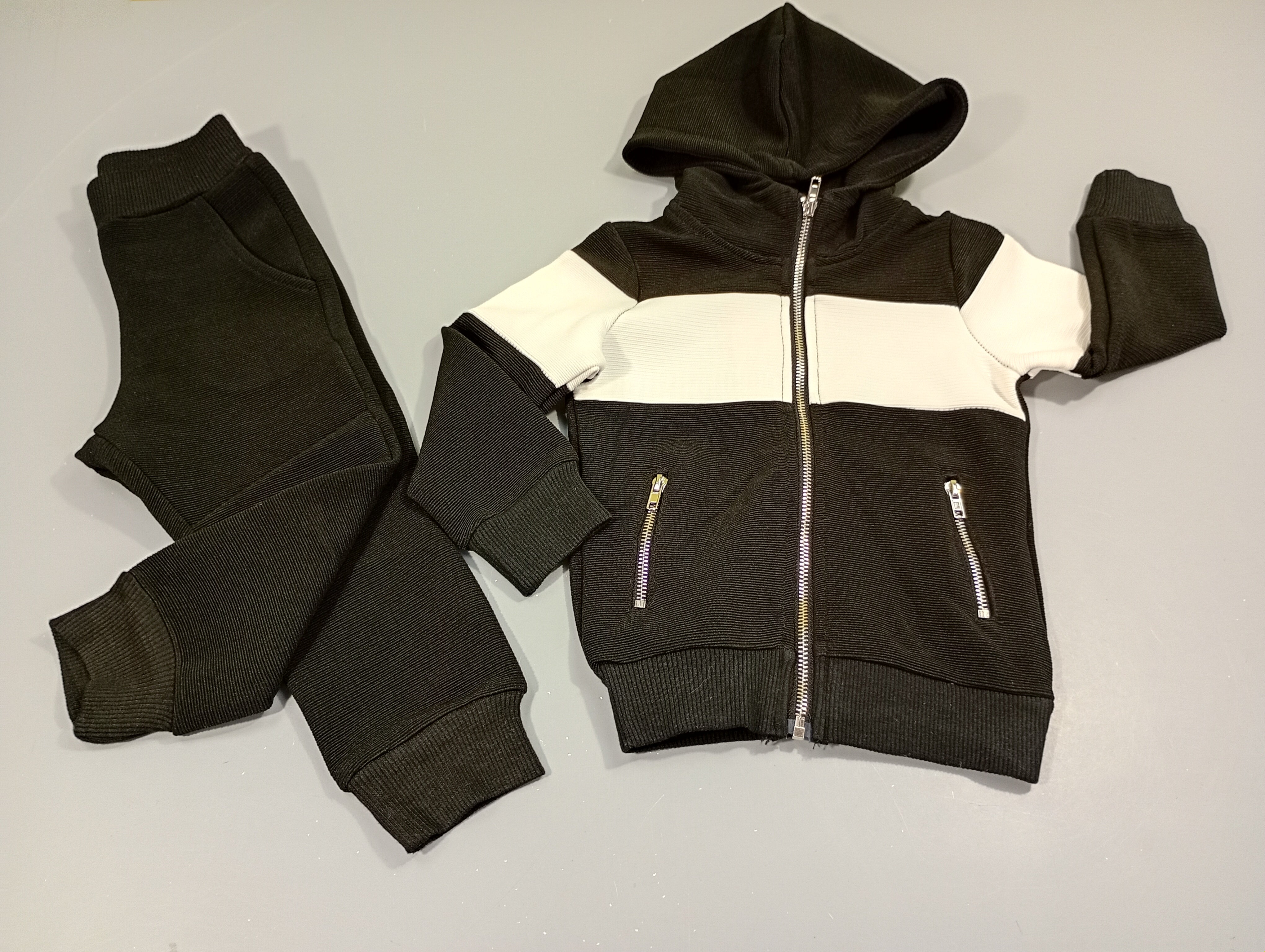 NEUF ensemble jogging noir et blanc Chicaprie